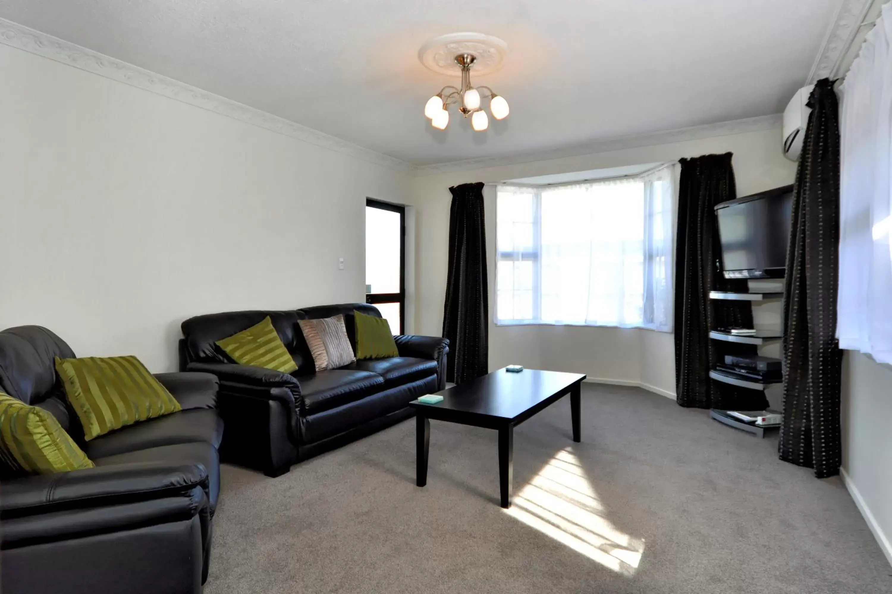 TV and multimedia, Seating Area in Metropolitan Motel on Riccarton