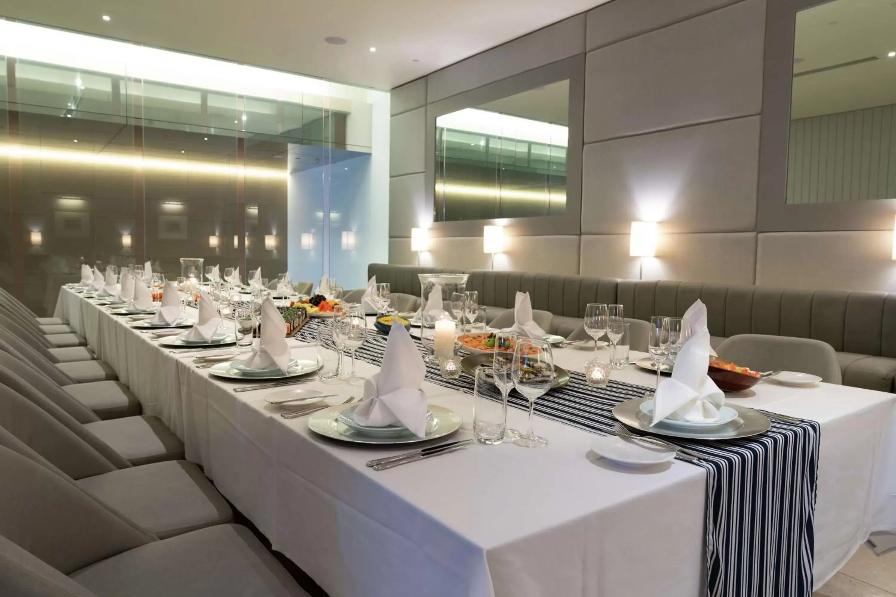 Restaurant/Places to Eat in Hilton Surfers Paradise Hotel & Residences