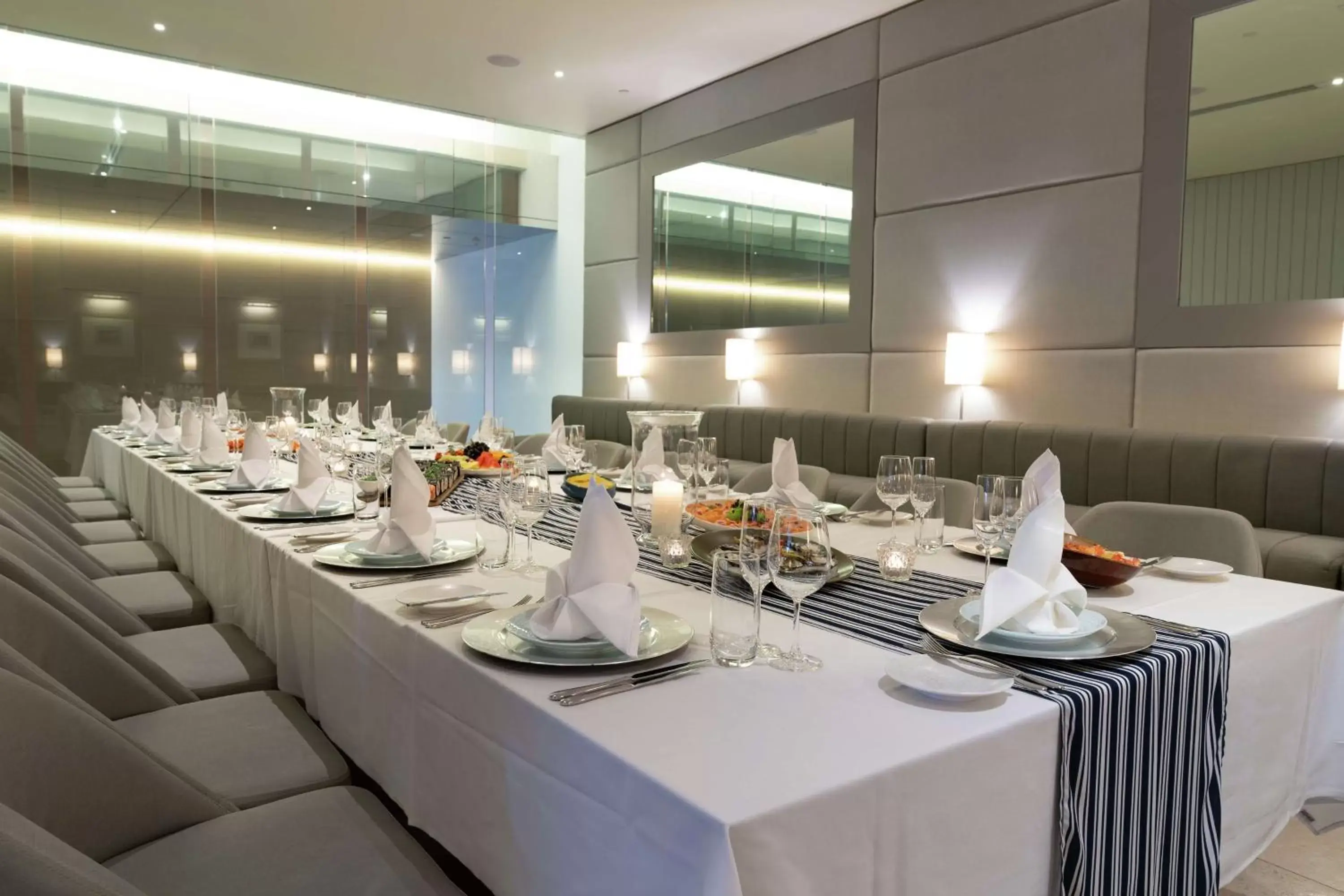 Restaurant/places to eat in Hilton Surfers Paradise Hotel & Residences Restaurant/places to eat in Hilton Surfers Paradise Hotel & Residences