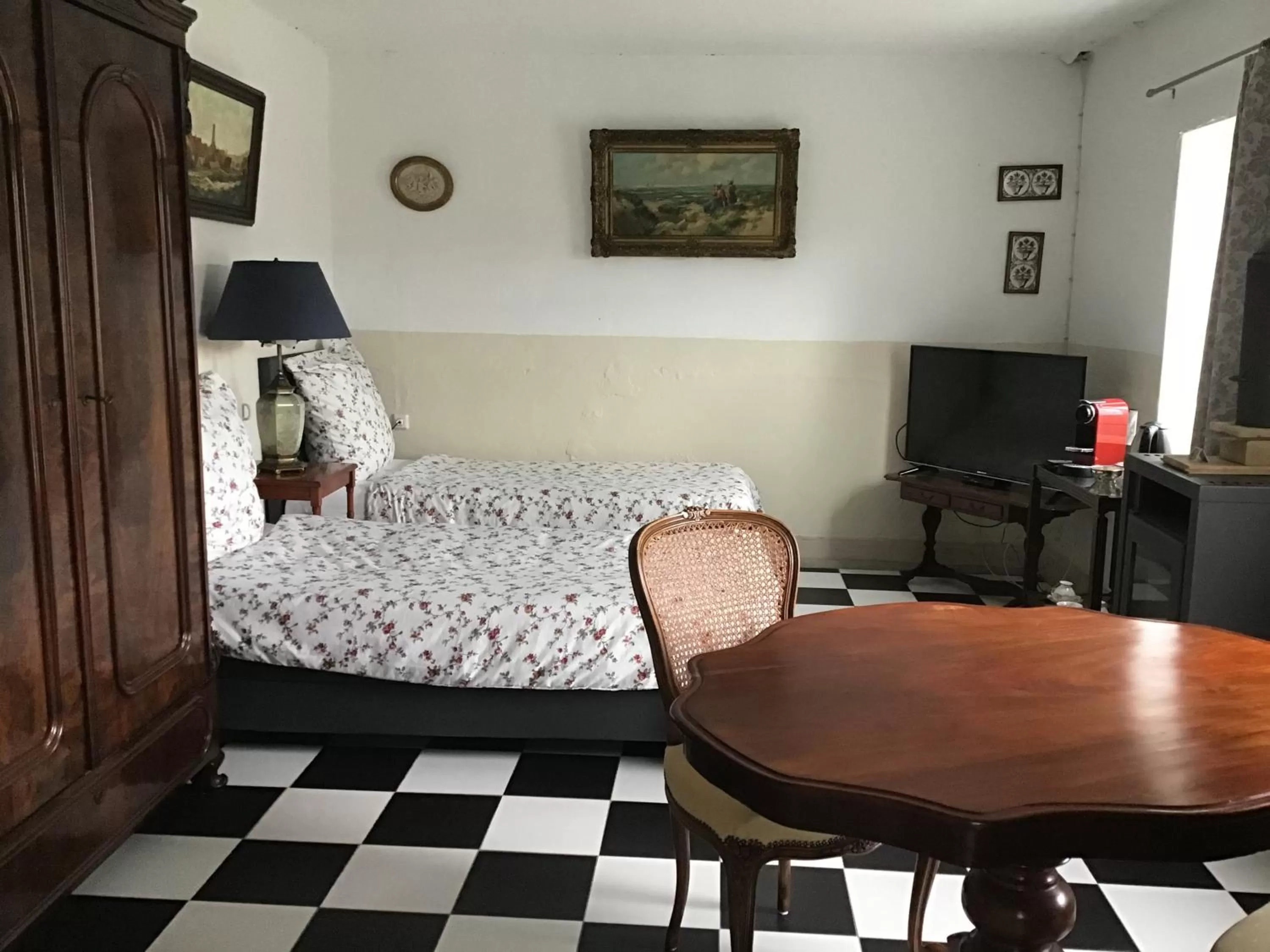 Bedroom, Seating Area in Nergena Zimmer Frei