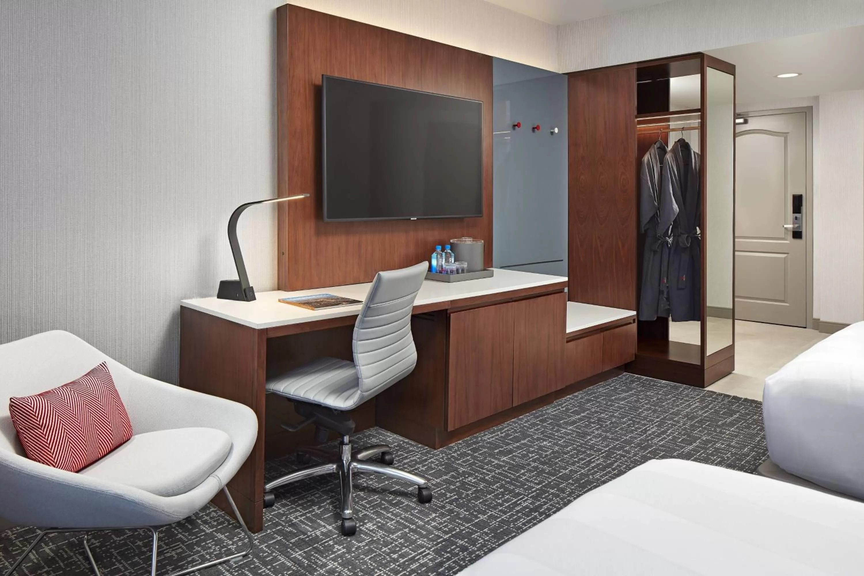 Photo of the whole room, TV/Entertainment Center in San Mateo Marriott San Francisco Airport