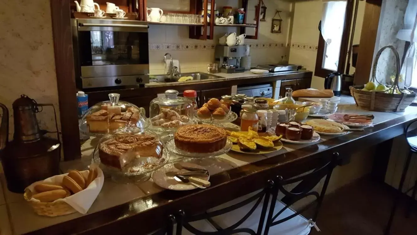 Buffet breakfast in Posada el Campanario