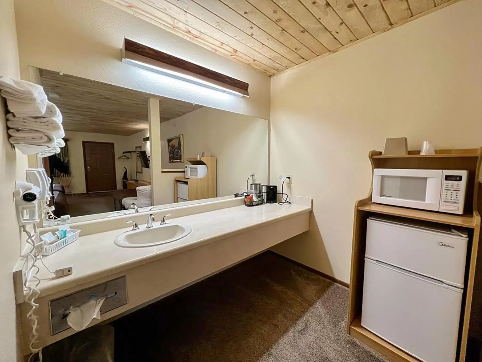 Coffee/tea facilities, Bathroom in Beartooth Hideaway Inn & Cabins