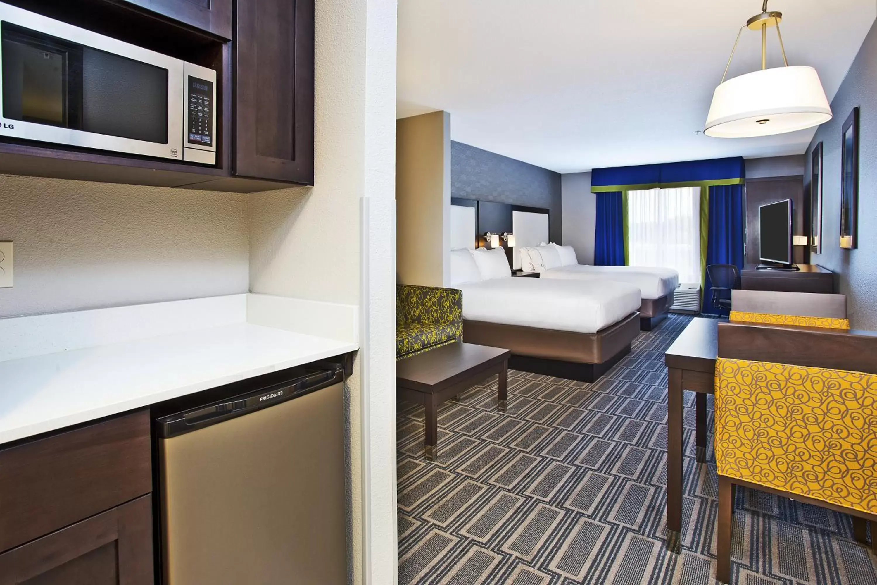 Photo of the whole room, Bed in Holiday Inn Express Hotel & Suites Ann Arbor West, an IHG Hotel