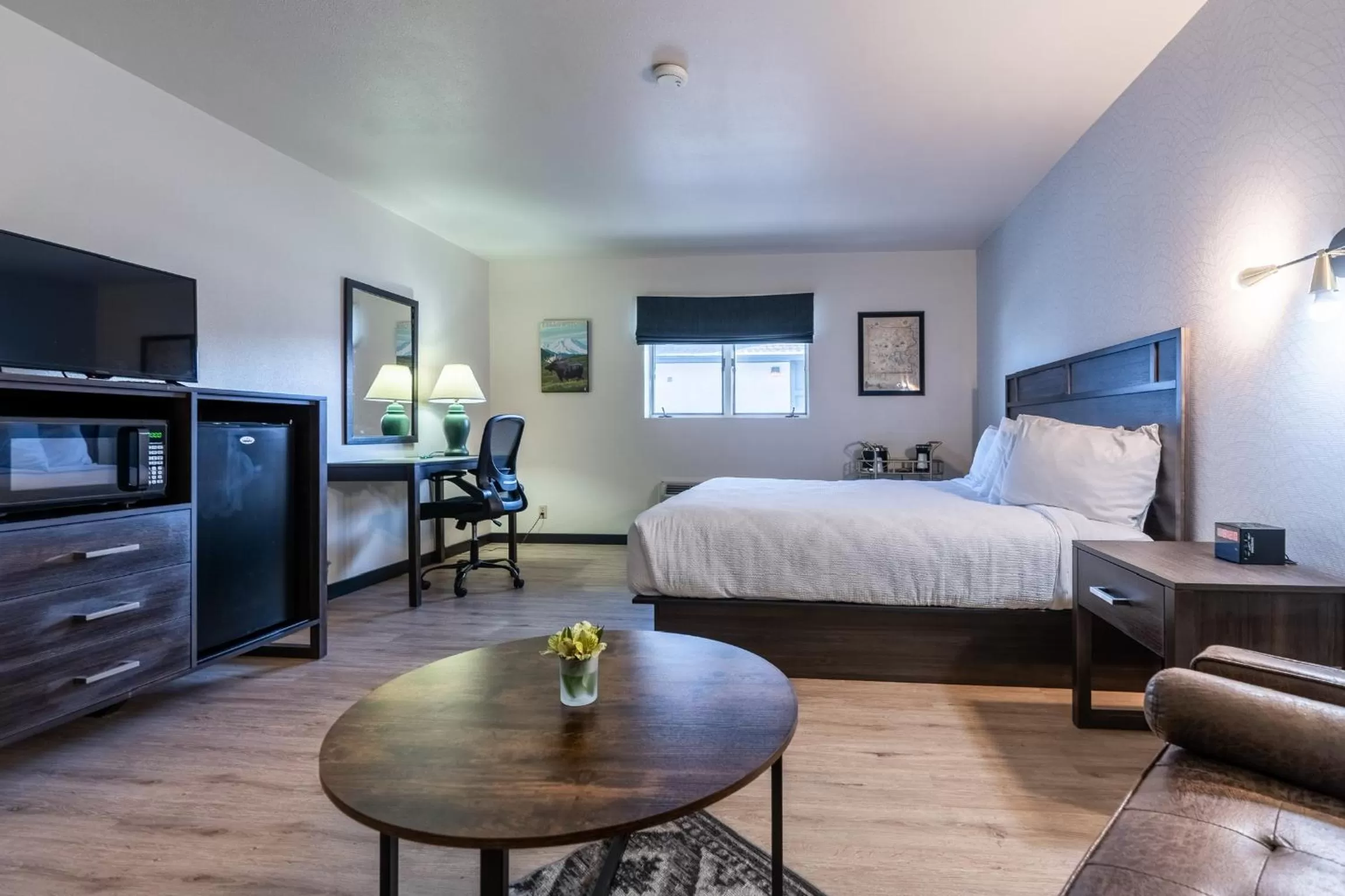 Photo of the whole room, Bed in The Scout INN