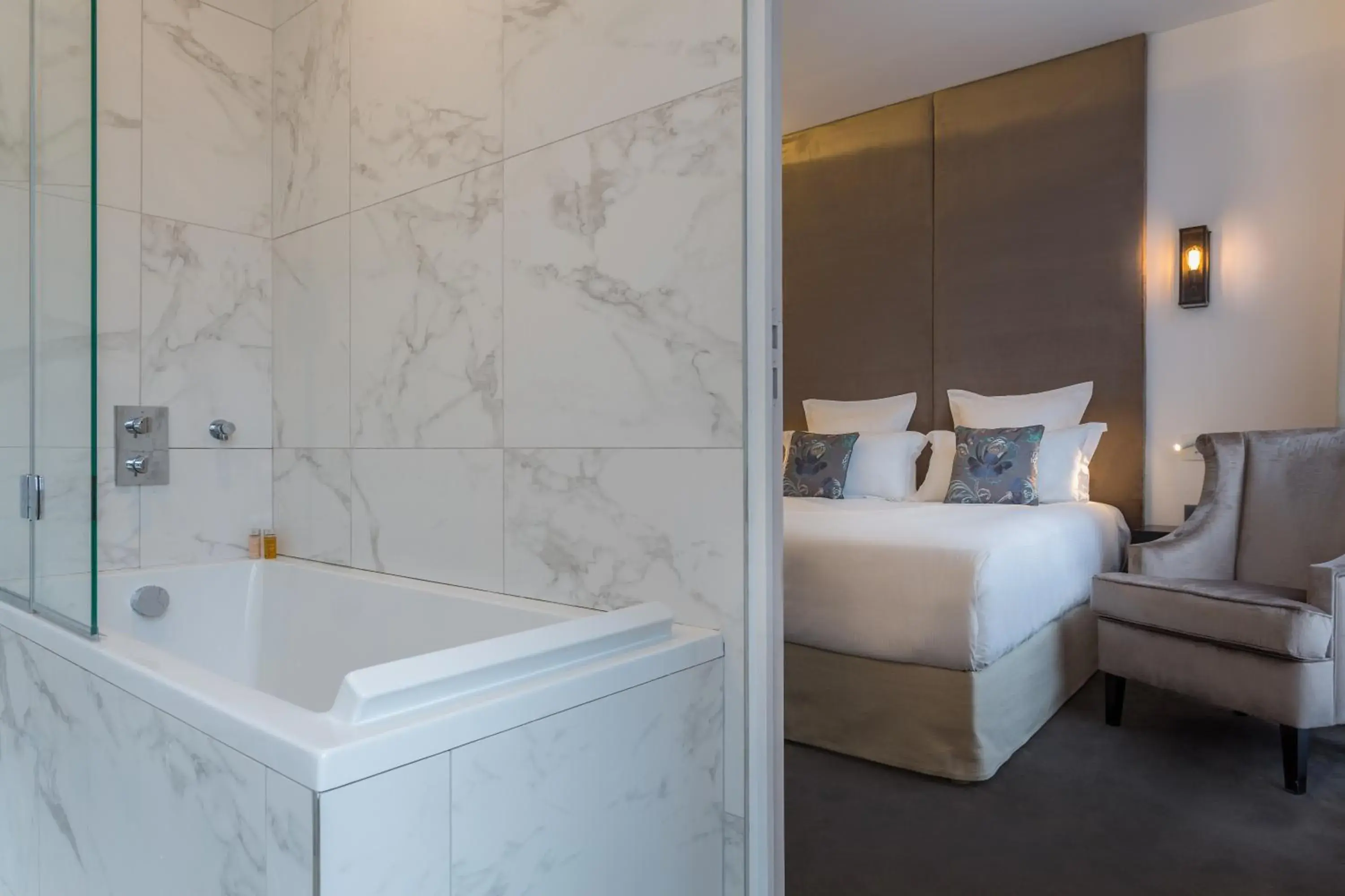 Bed, Bathroom in Hotel La Comtesse