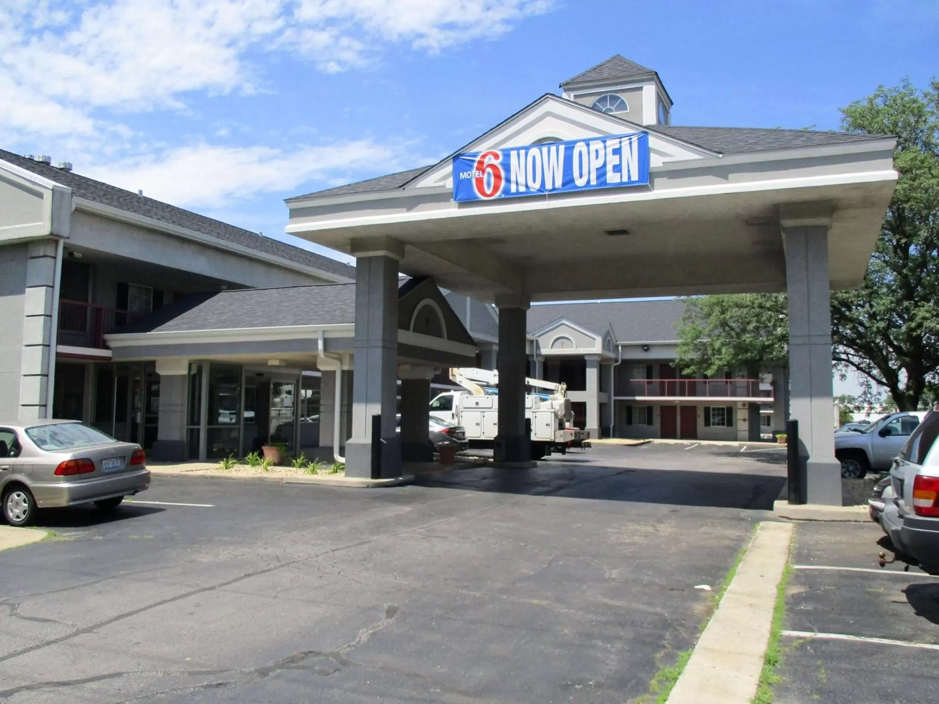 Property building in Motel 6-Alsip, IL