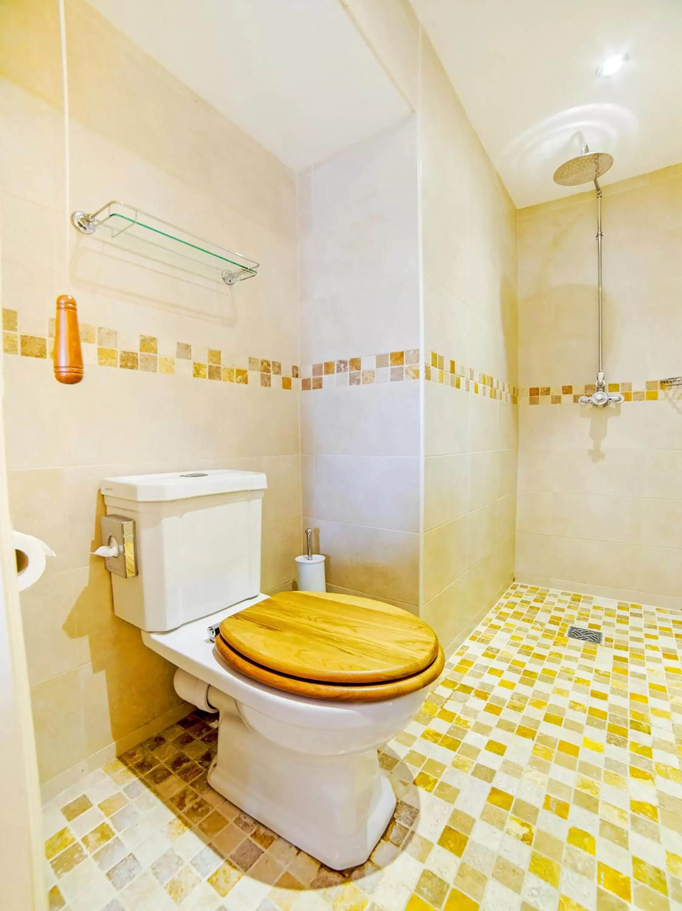 Bathroom in OYO Bailbrook Lodge, Bath