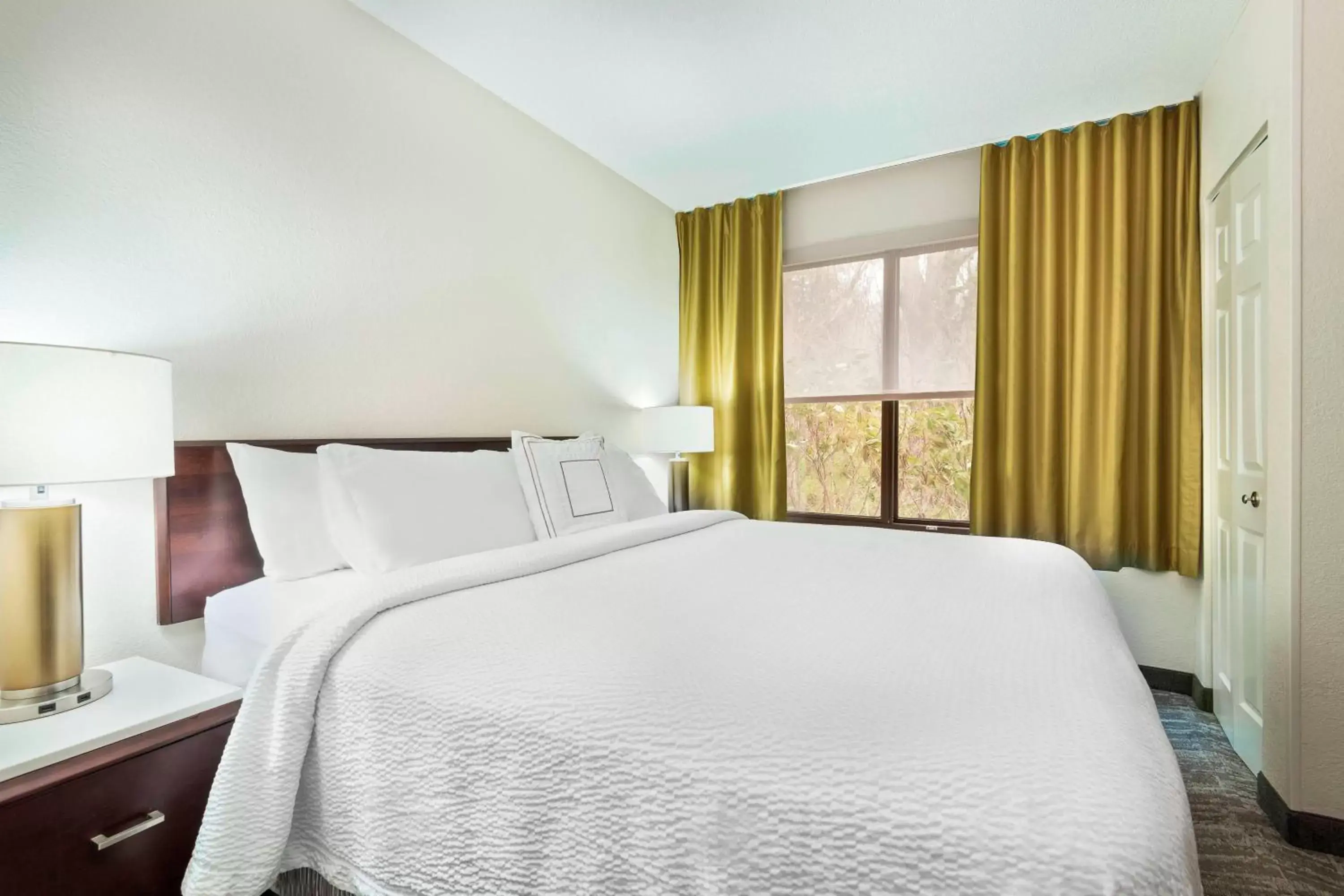 Bedroom, Bed in SpringHill Suites Asheville