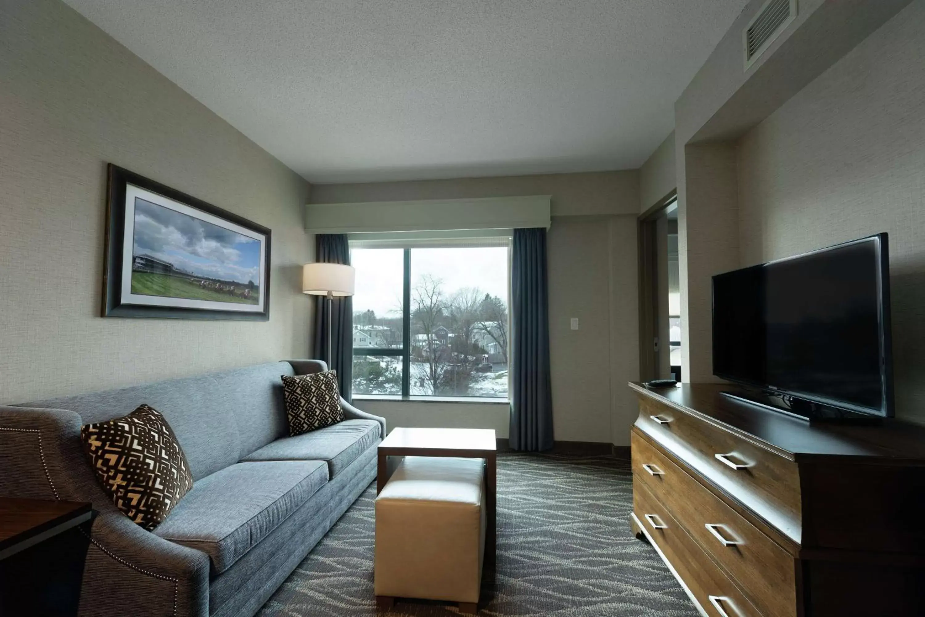 Bedroom, TV/Entertainment Center in Embassy Suites Saratoga Springs