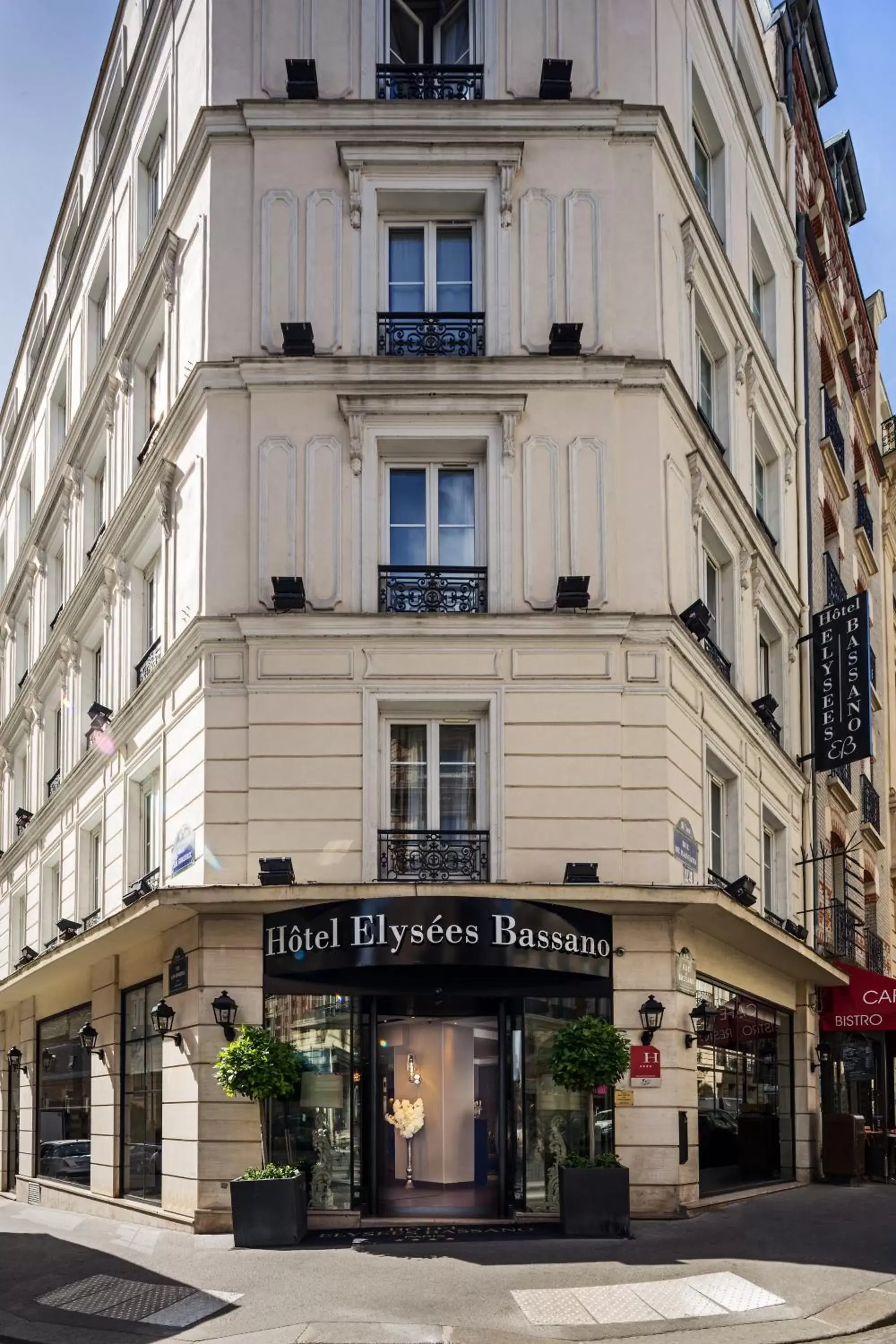 Facade/entrance, Property Building in Hotel Elysées Bassano