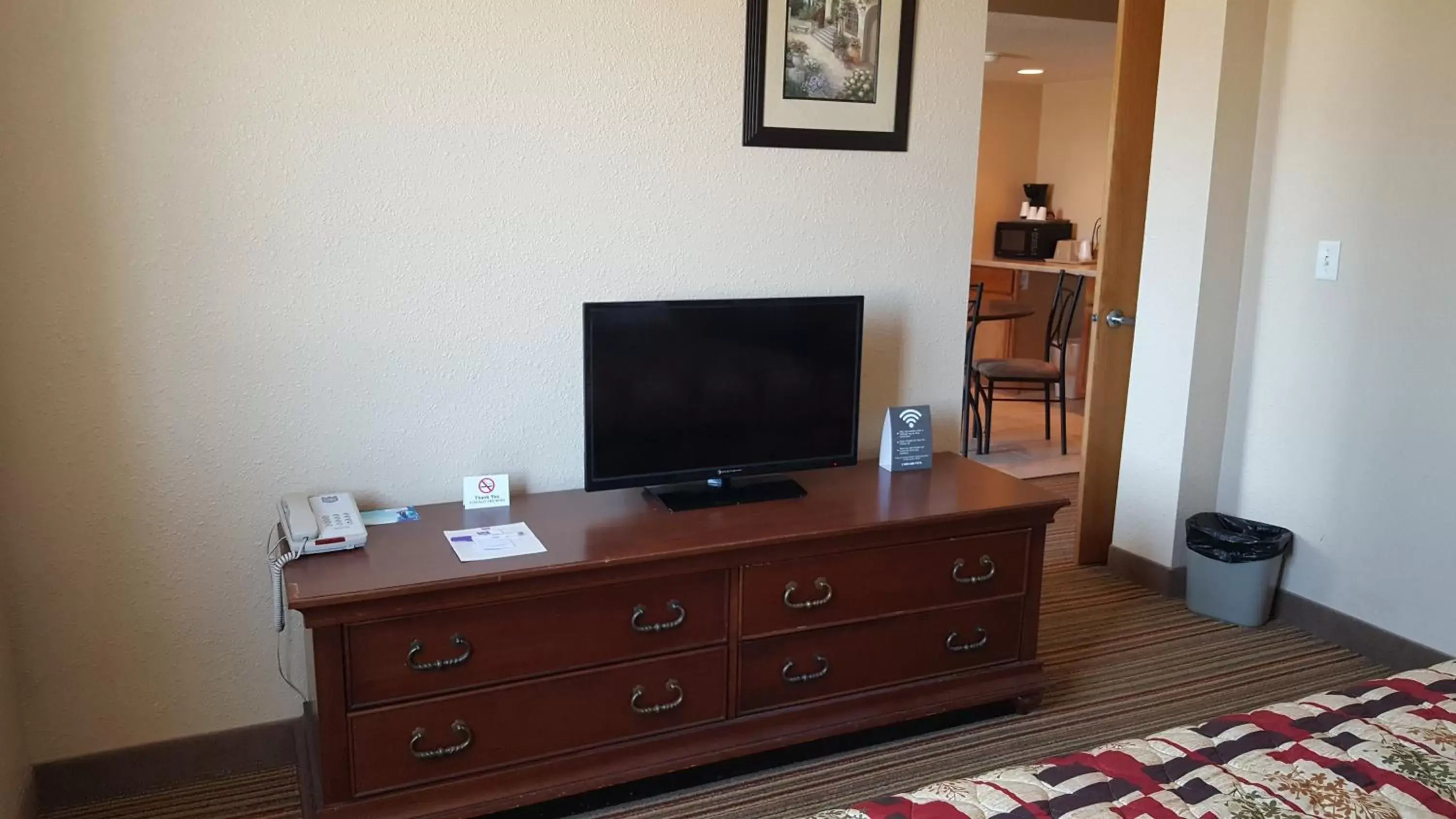 Bedroom, TV/Entertainment Center in Knights Inn and Suites - Grand Forks