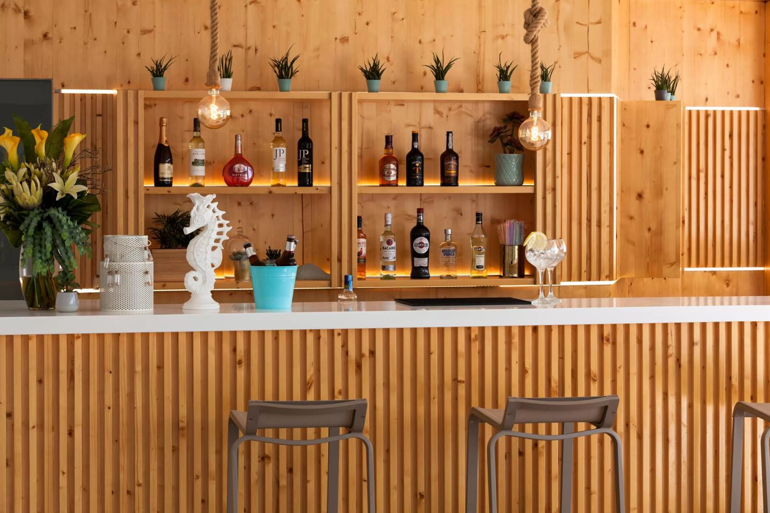 Lounge or bar in Carcavelos Beach Hotel