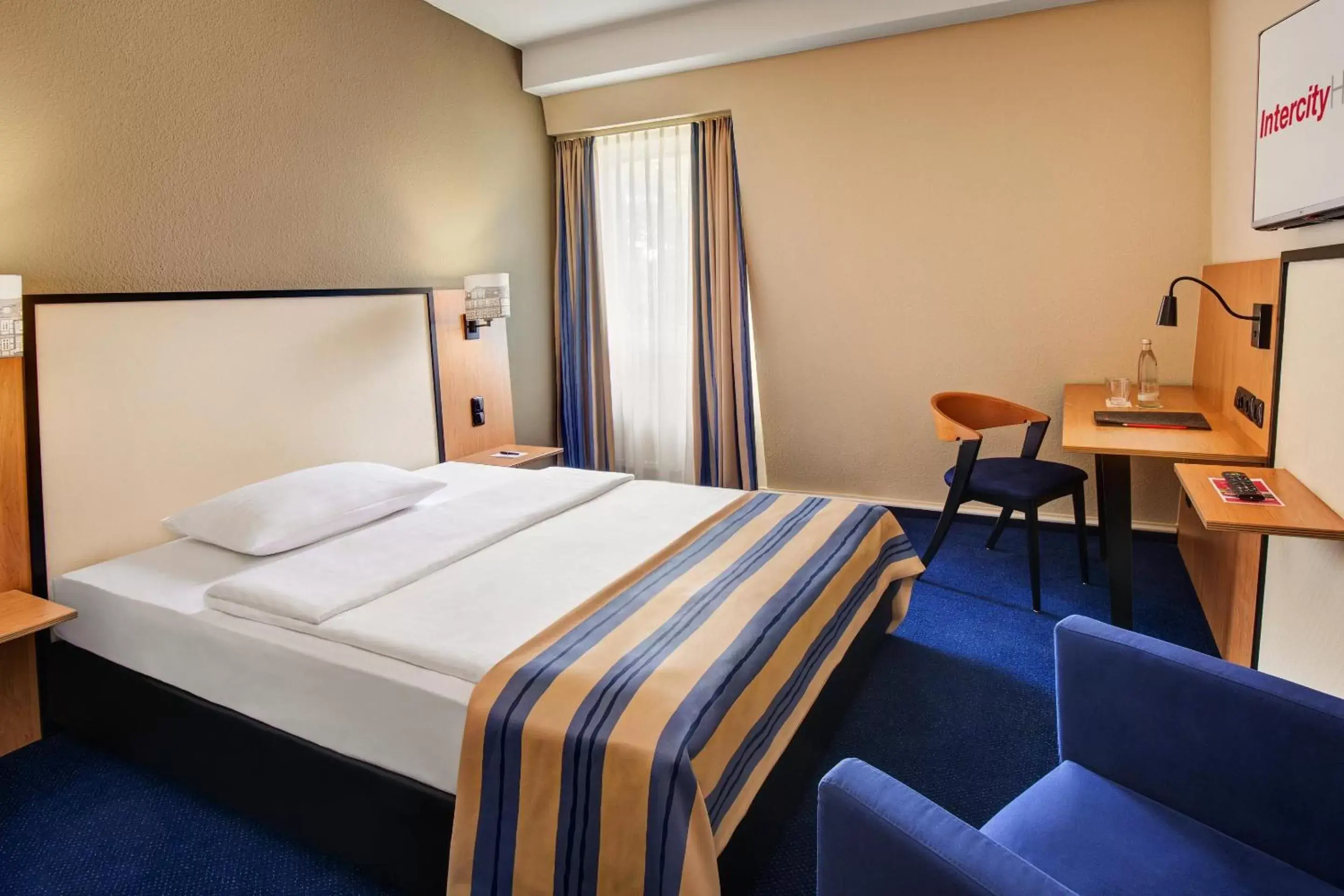 Photo of the whole room, Bed in IntercityHotel Celle