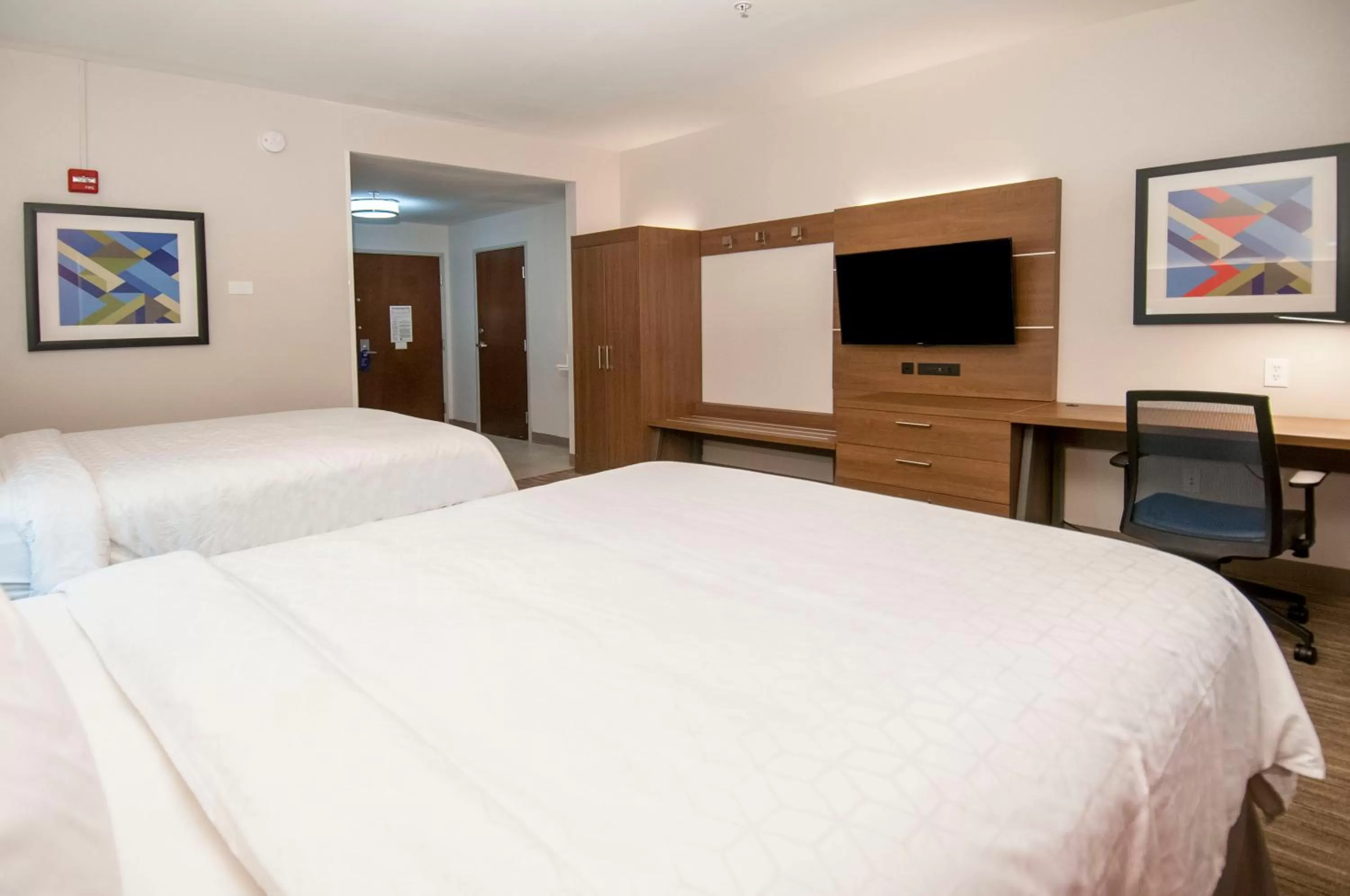 Photo of the whole room, Bed in Holiday Inn Express Hotel & Suites Biloxi- Ocean Springs by IHG