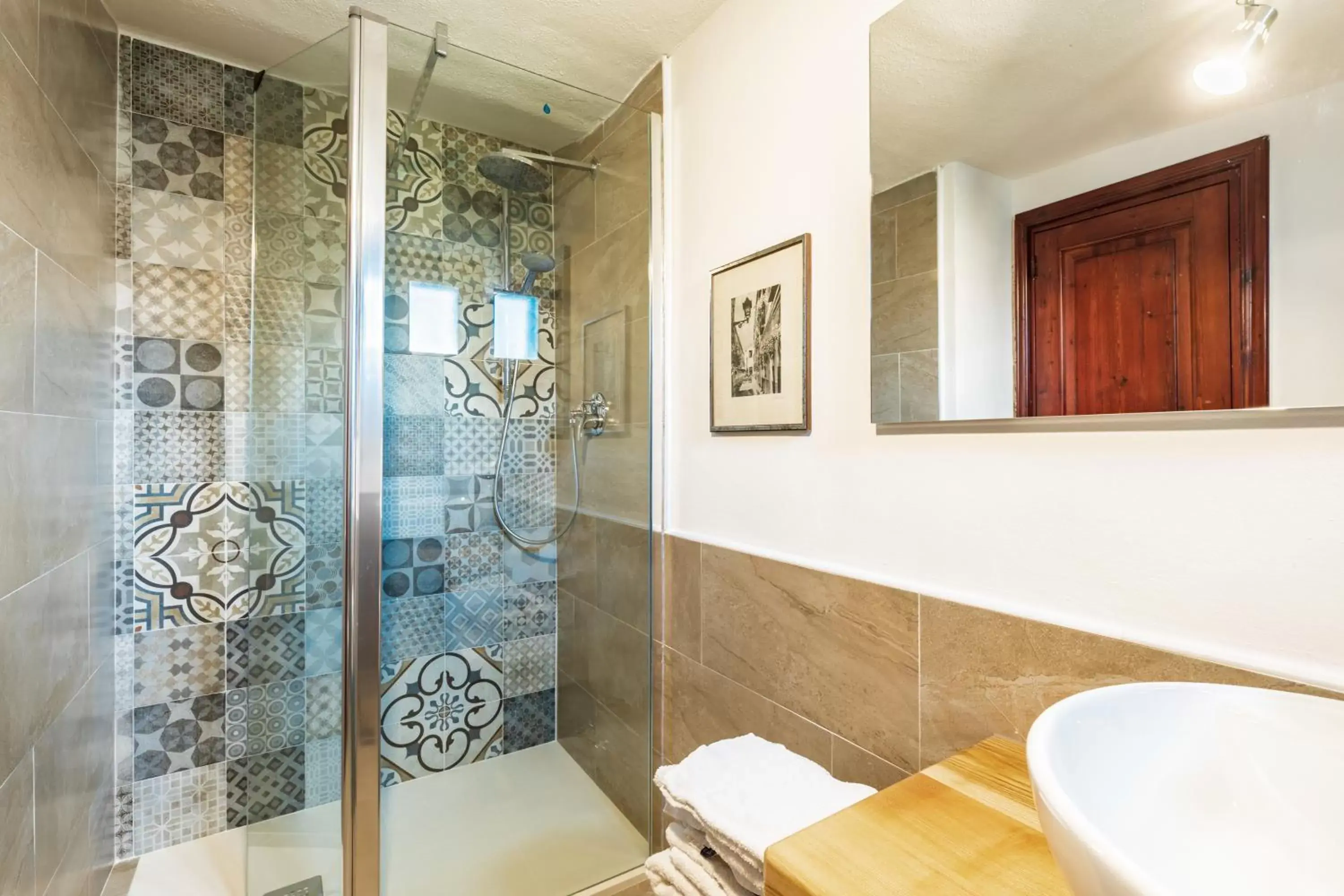 Shower, Bathroom in Hotel Ristorante S'Ortale