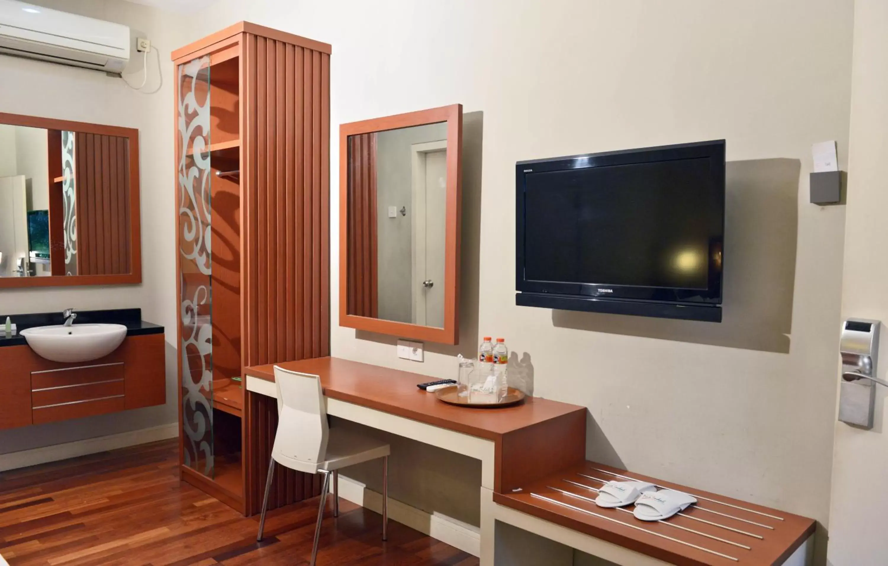 Bedroom, Coffee/Tea Facilities in Hotel Trio Indah 2