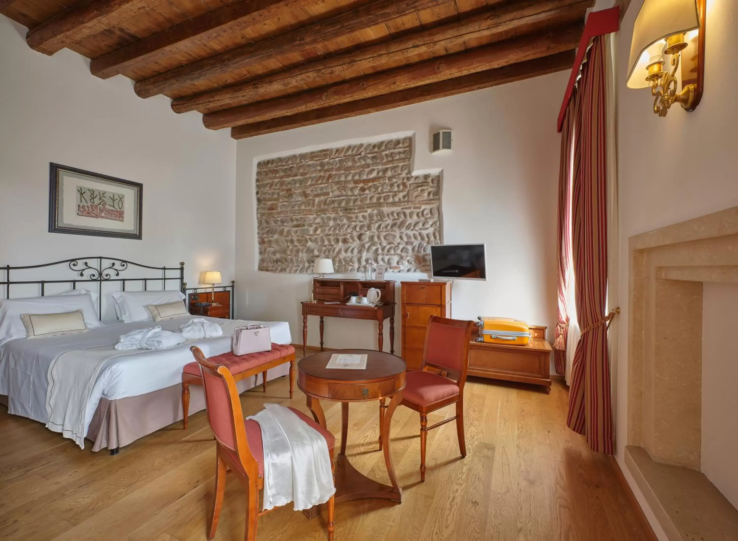 Bedroom, Seating Area in Hotel Villa Malaspina