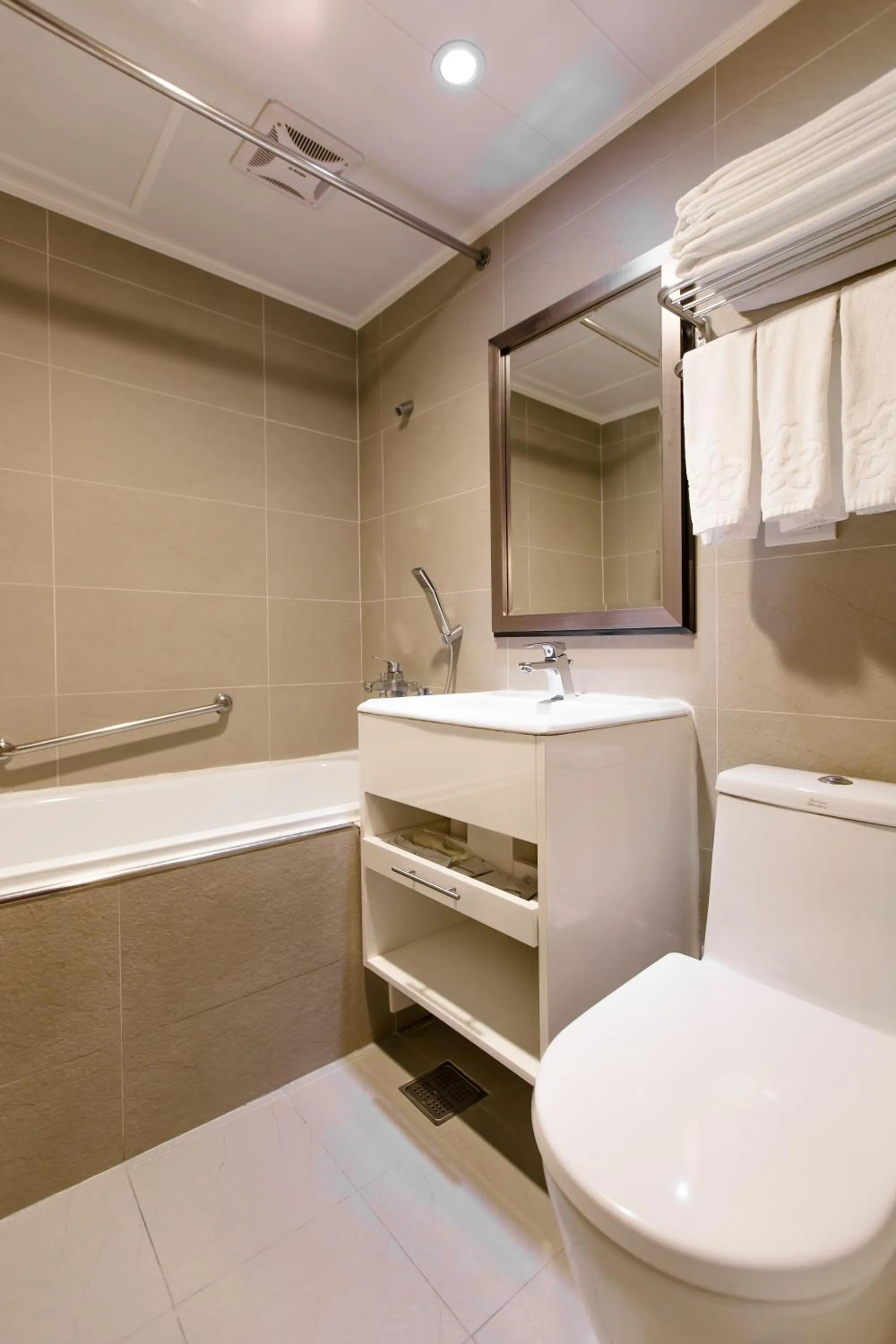 Bathroom in Hub Hotel Ximen-inn Kunming