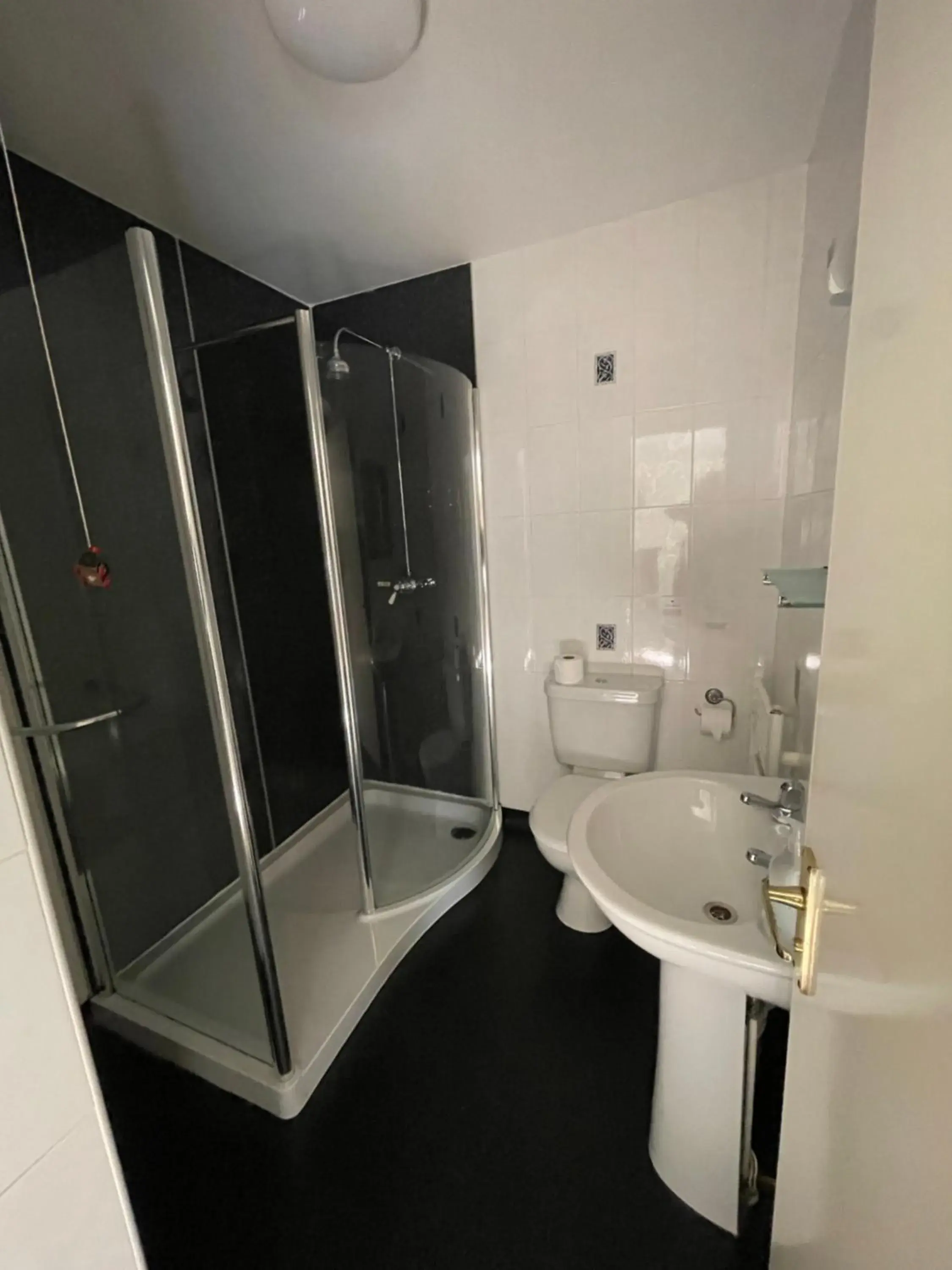 Shower, Bathroom in Station House, Dartmoor and Coast located, Village centre Hotel