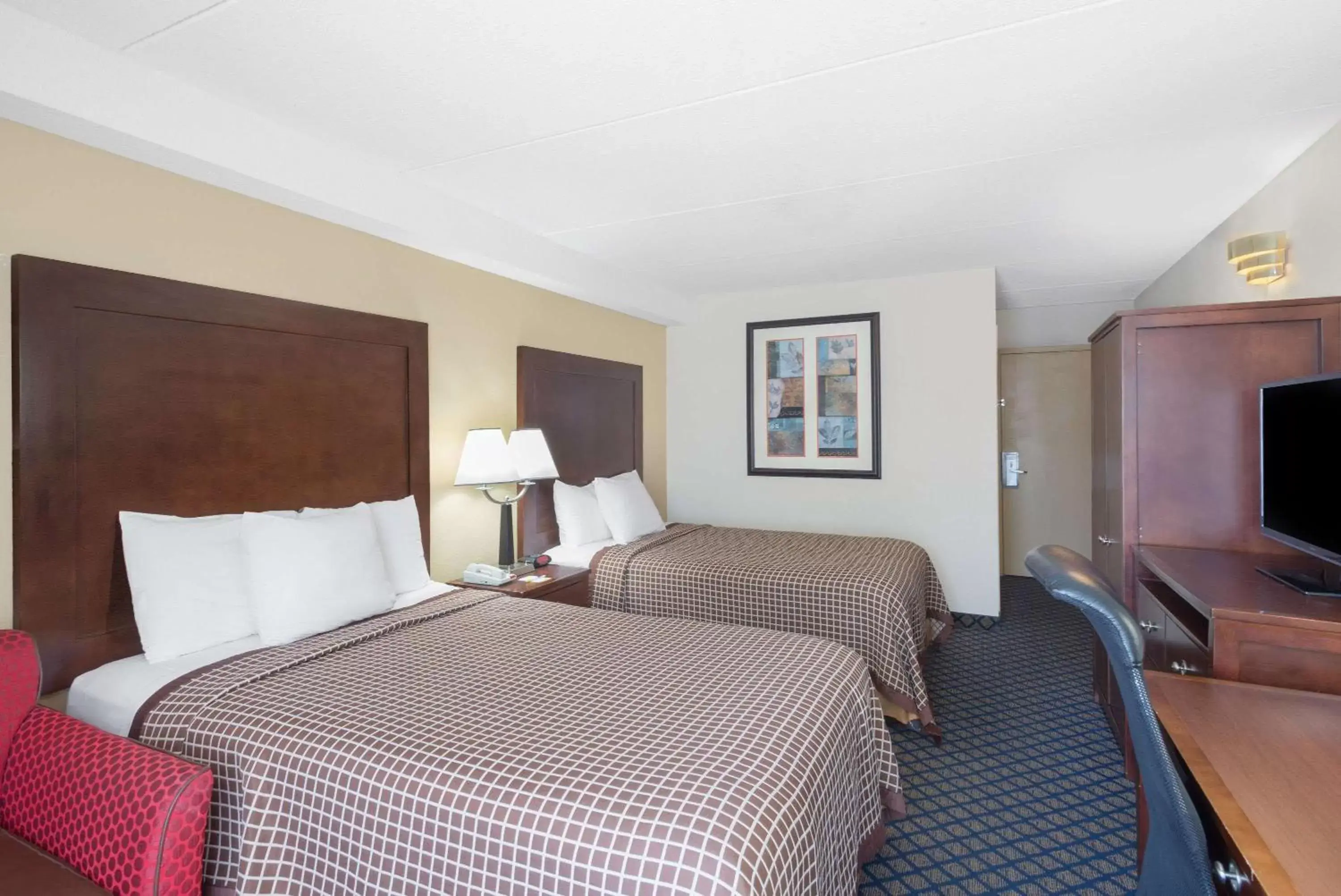 Photo of the whole room, Bed in Days Inn by Wyndham Geneva/Finger Lakes