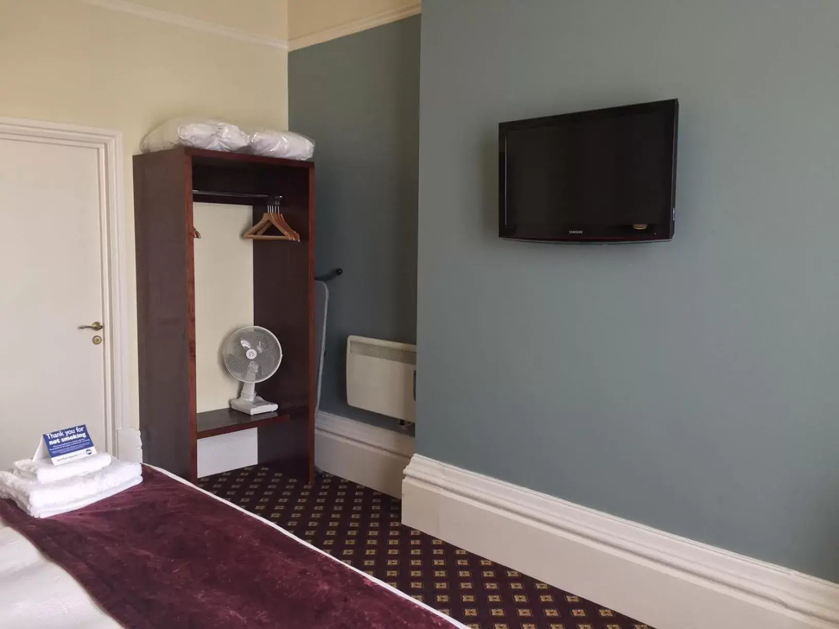 TV and multimedia, TV/Entertainment Center in Cabot Court Hotel Wetherspoon