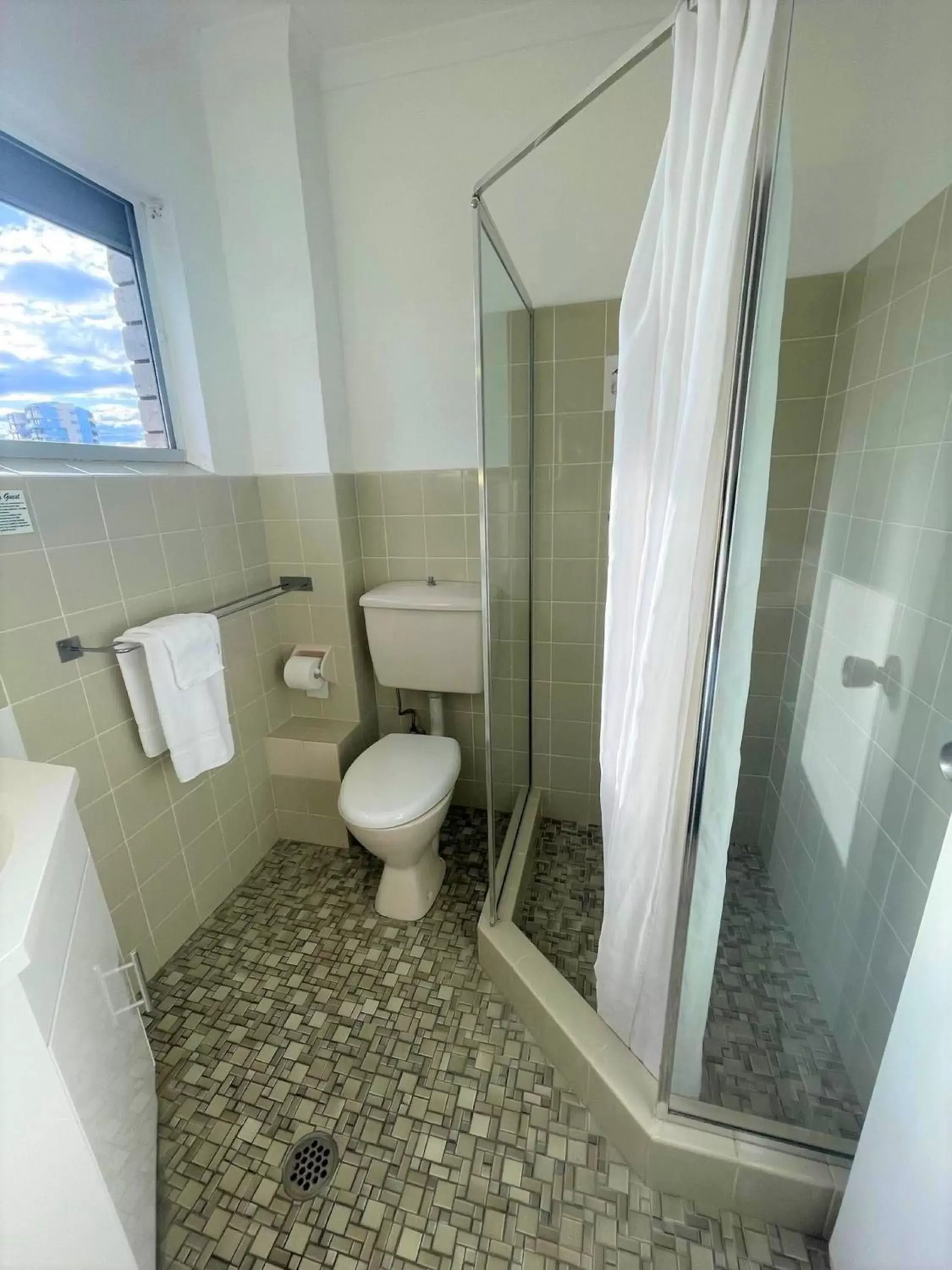Shower, Bathroom in Forster Motor Inn
