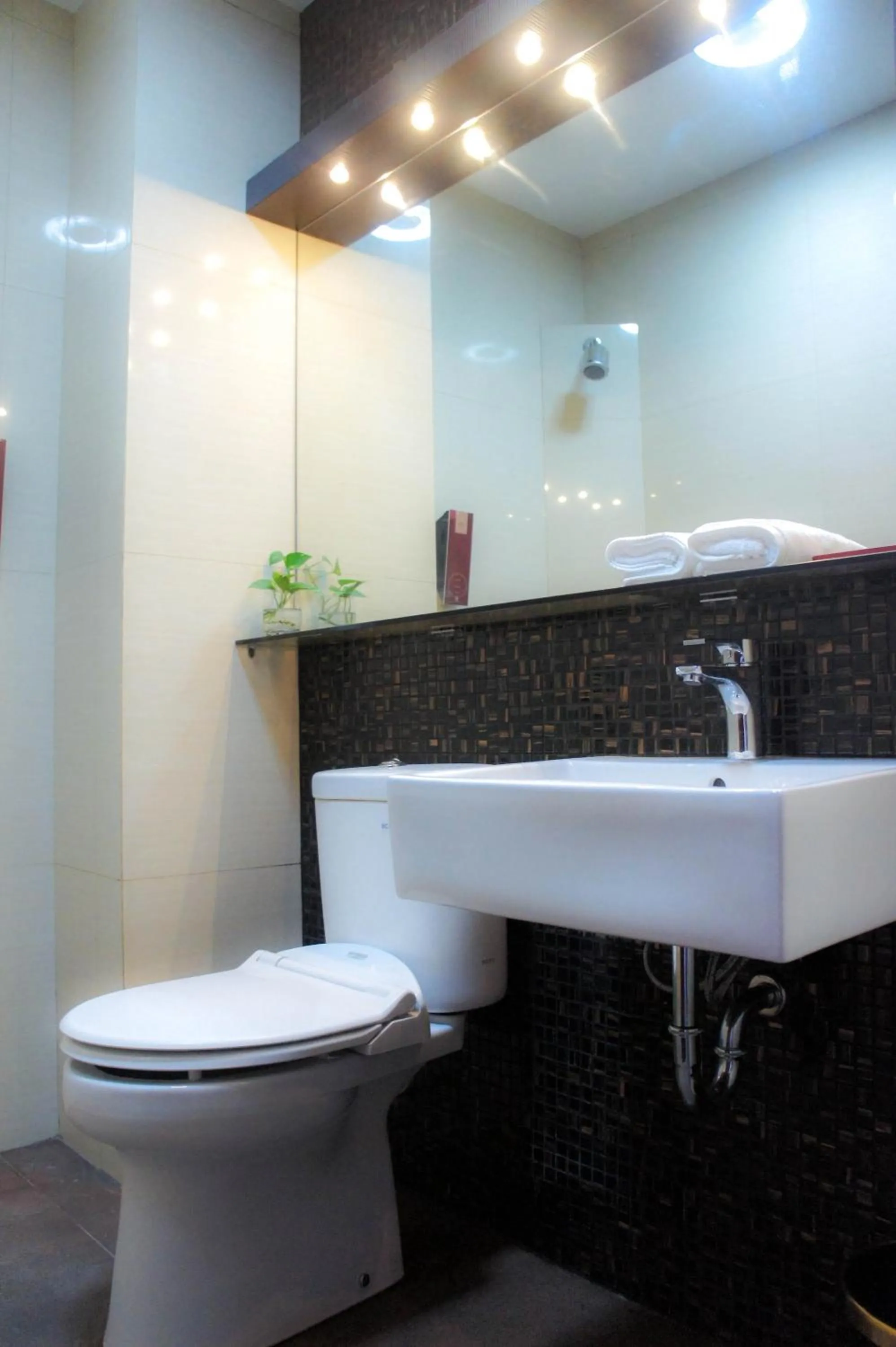 Bathroom in Favor Hotel Makassar City Center By LIFE