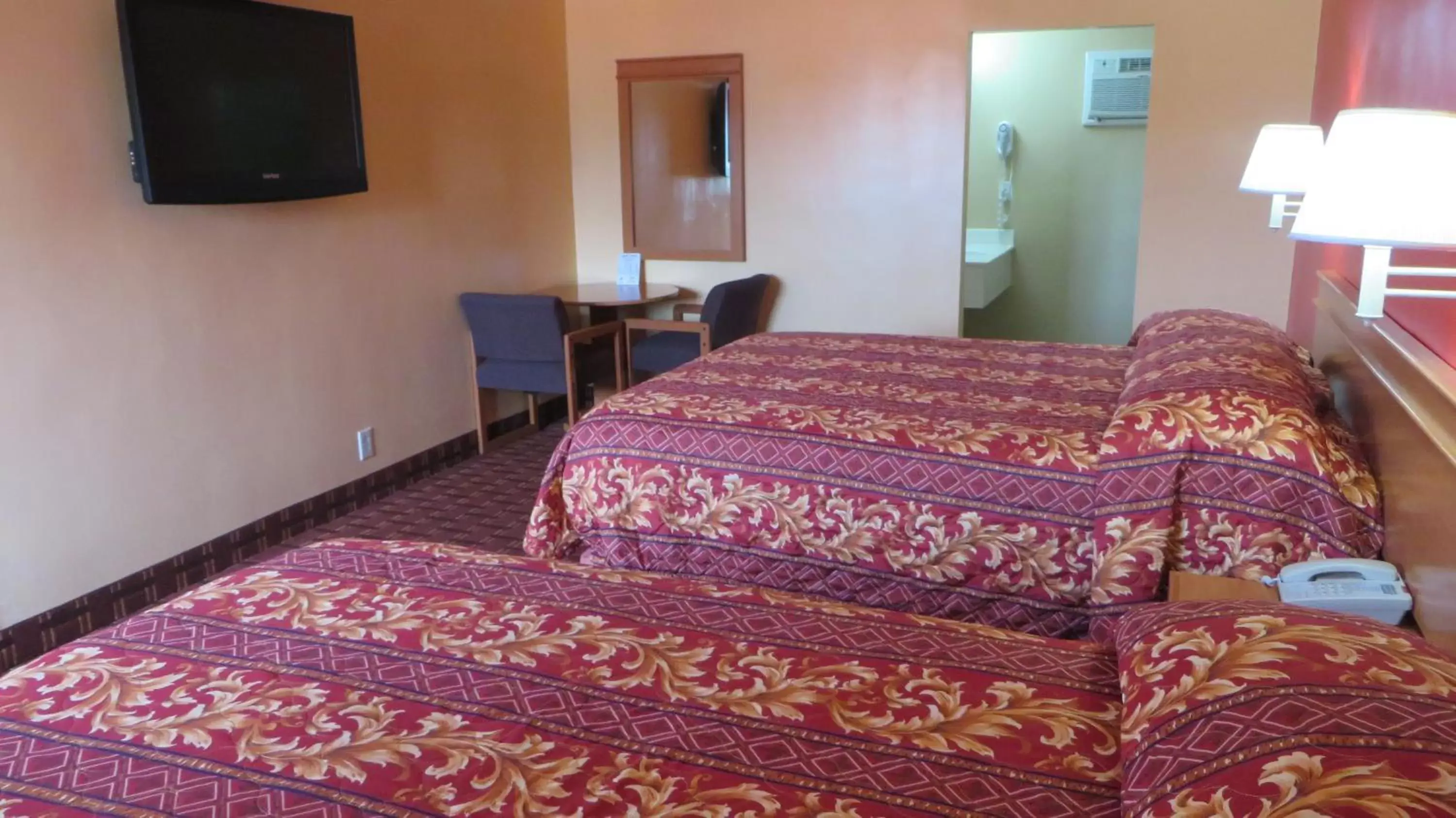 Photo of the whole room, Bed in Friendship Motor Inn