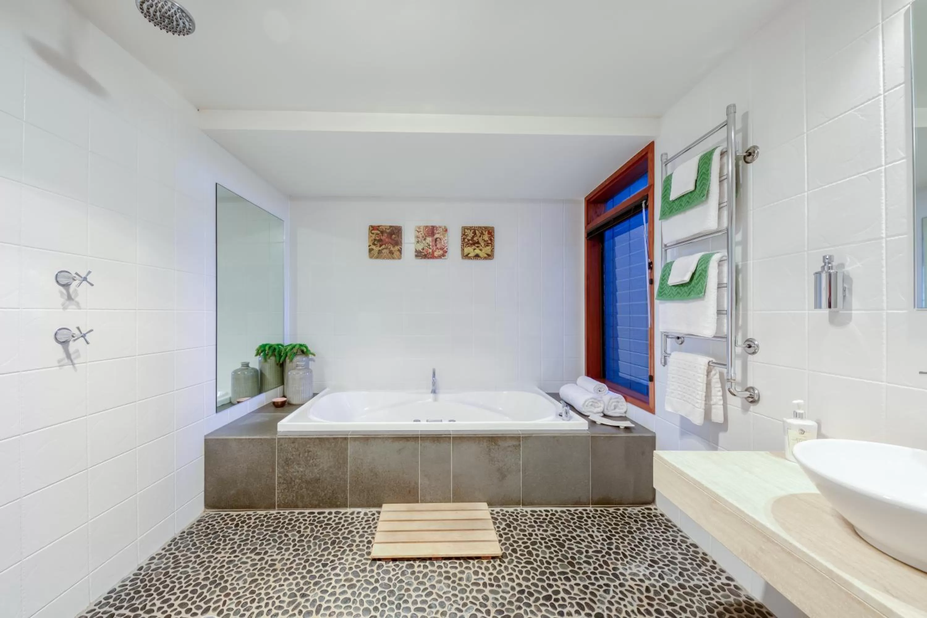 Bathroom, Bed in Taman Sari Sunshine Coast Romantic Pet-Friendly Hinterland Retreat