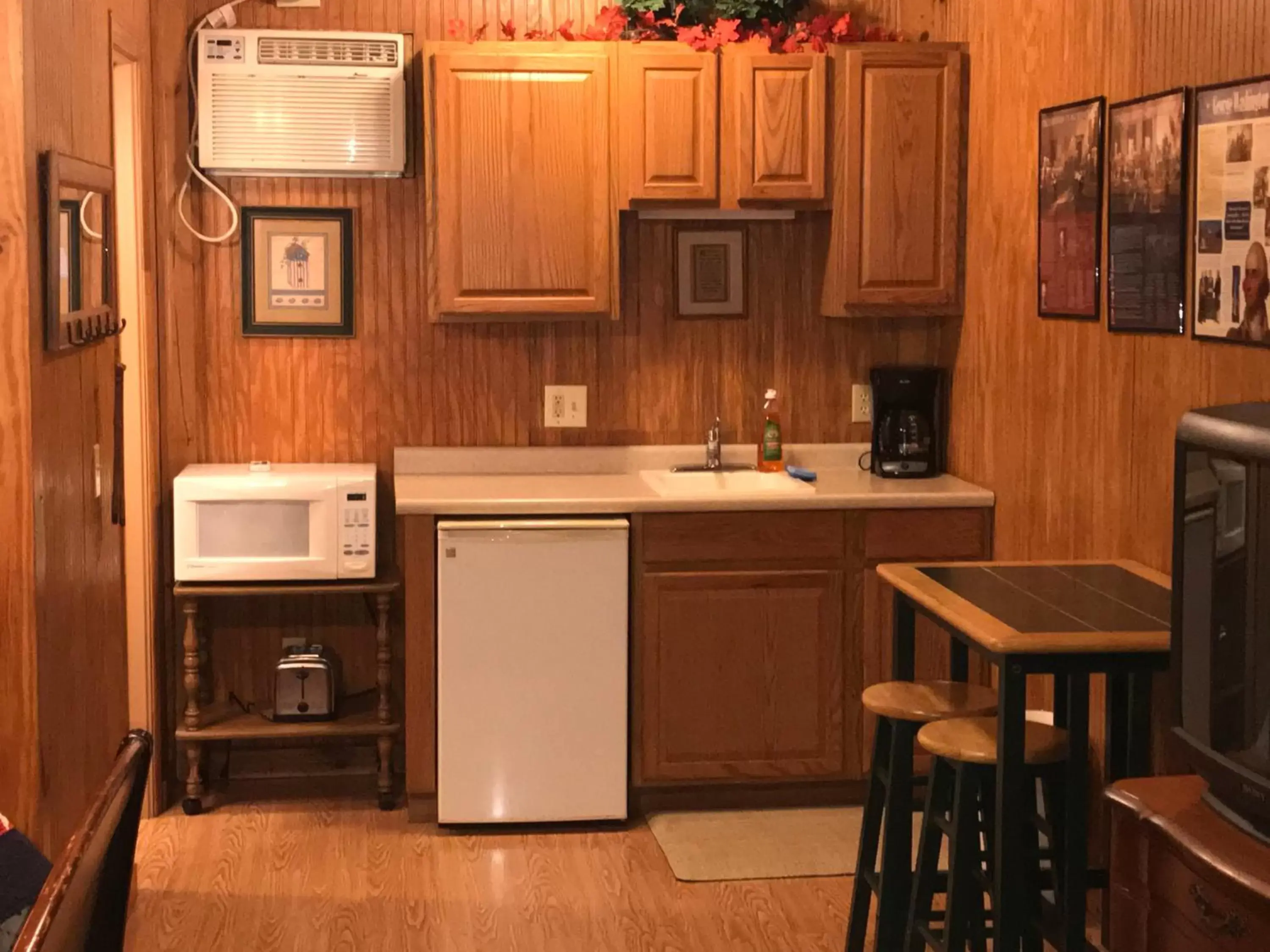 Kitchen or kitchenette, Kitchen/Kitchenette in Mountain Aire Cottages & Inn