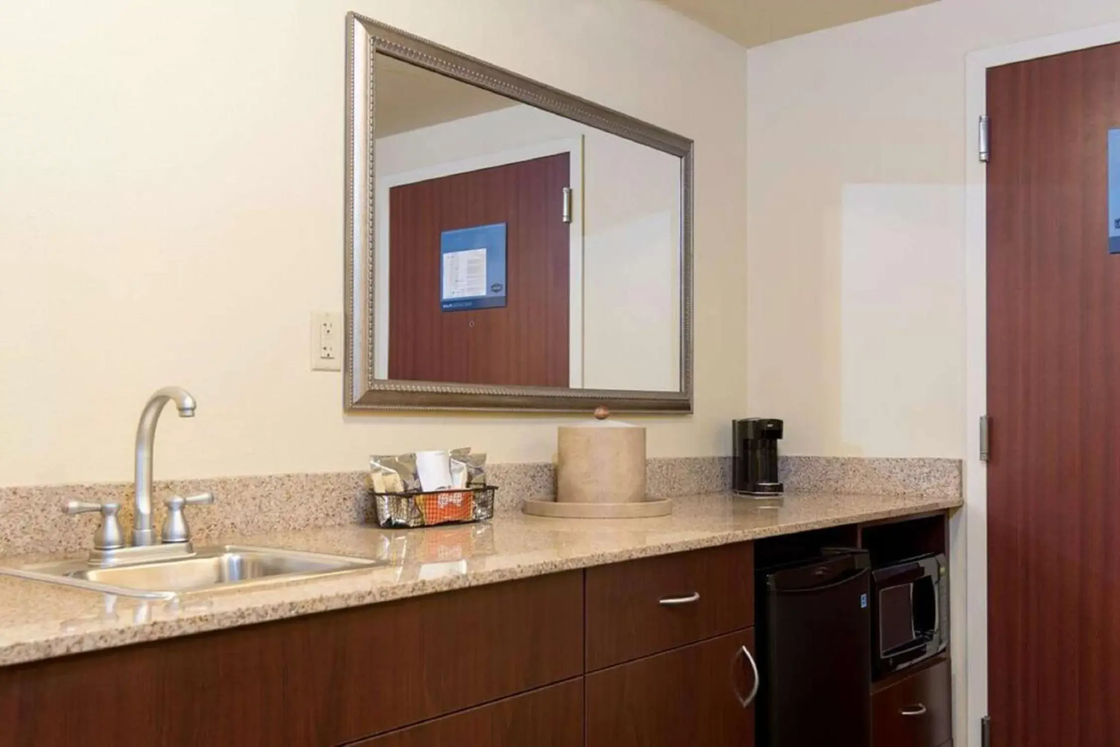 Kitchen or kitchenette, Kitchen/Kitchenette in Hampton Inn Schenectady Downtown