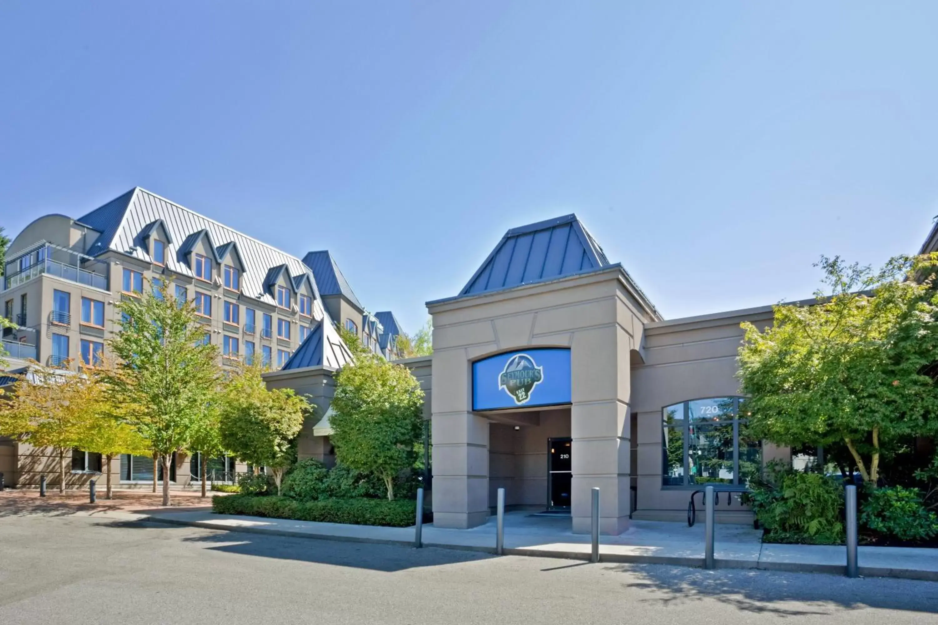 Lounge or bar, Property Building in Holiday Inn & Suites North Vancouver, an IHG Hotel
