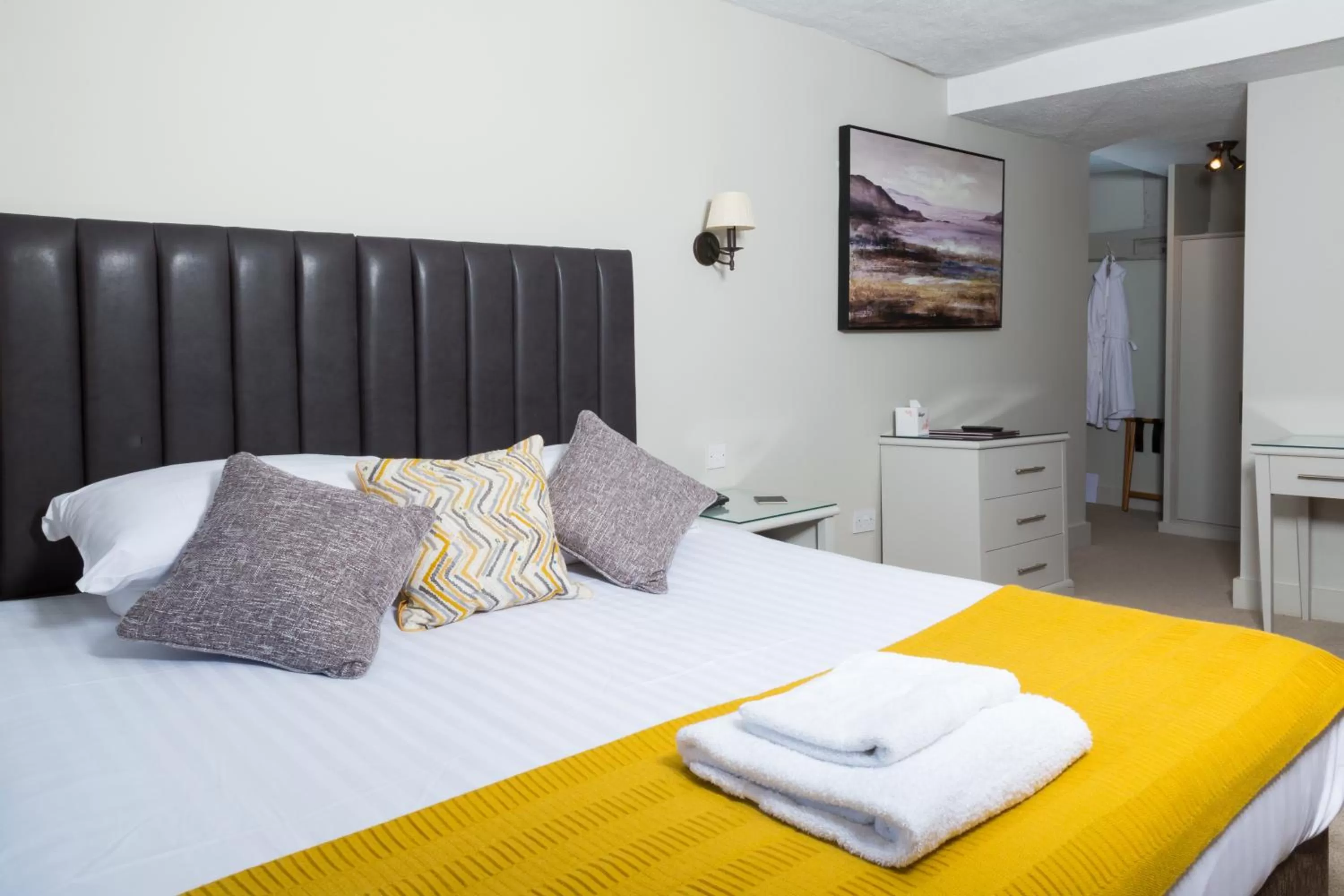 Bedroom, Bed in The Dog & Bear Hotel