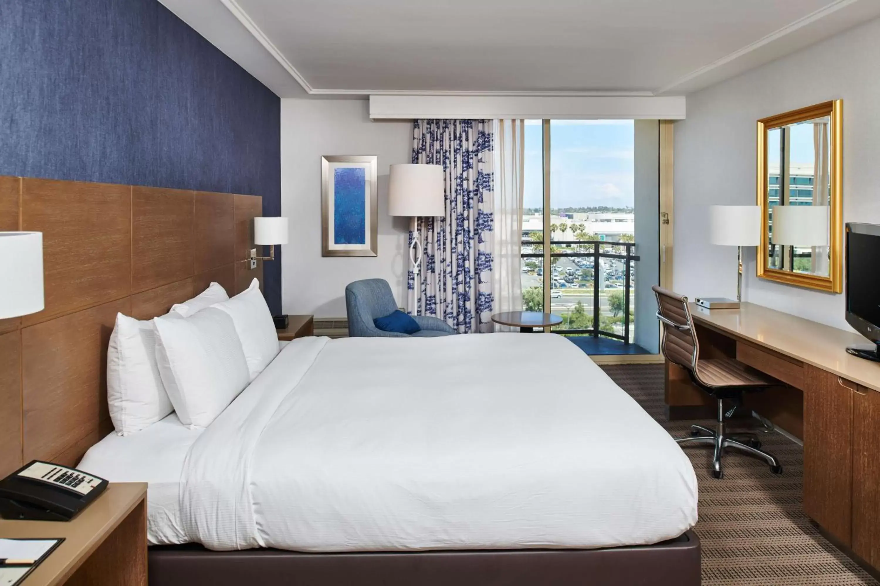 Bedroom, Bed in DoubleTree by Hilton Torrance - South Bay