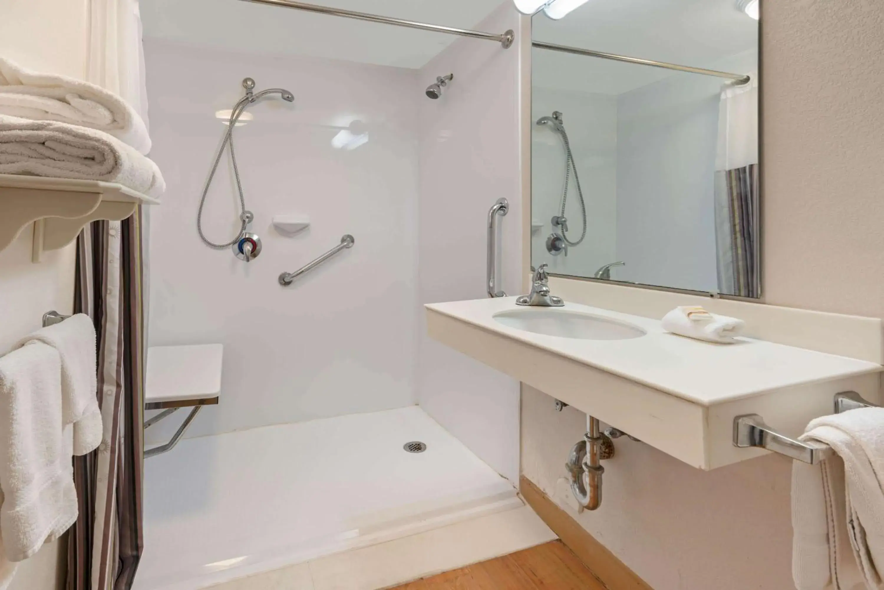 Shower, Bathroom in La Quinta Inn by Wyndham Phoenix Sky Harbor Airport