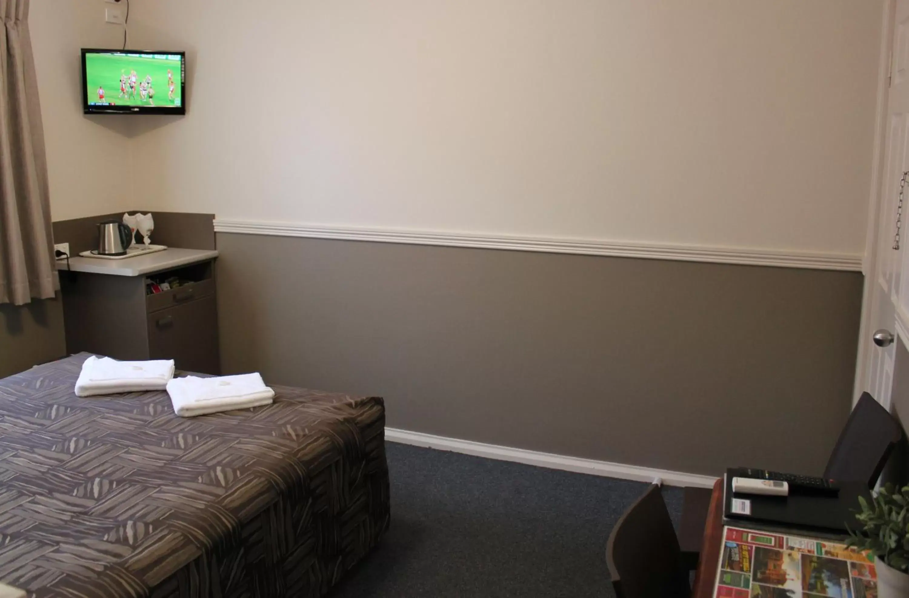 Photo of the whole room, Bed in City Motor Inn