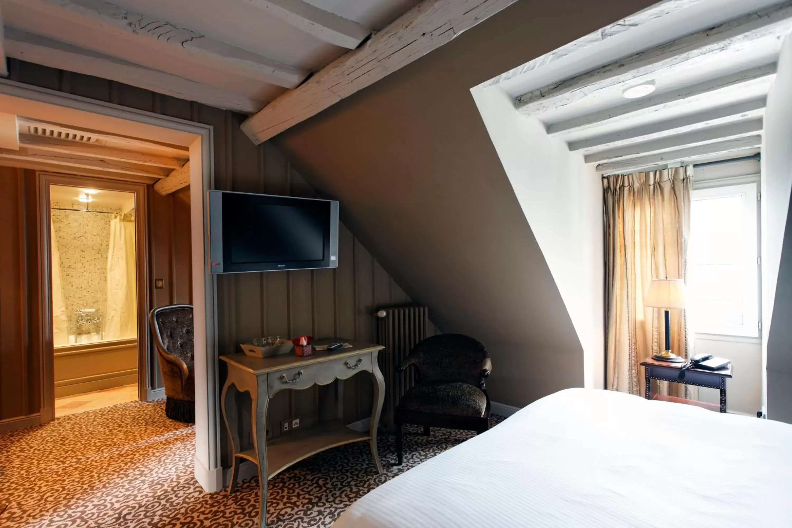 Bed, TV/Entertainment Center in Hotel Odeon Saint Germain