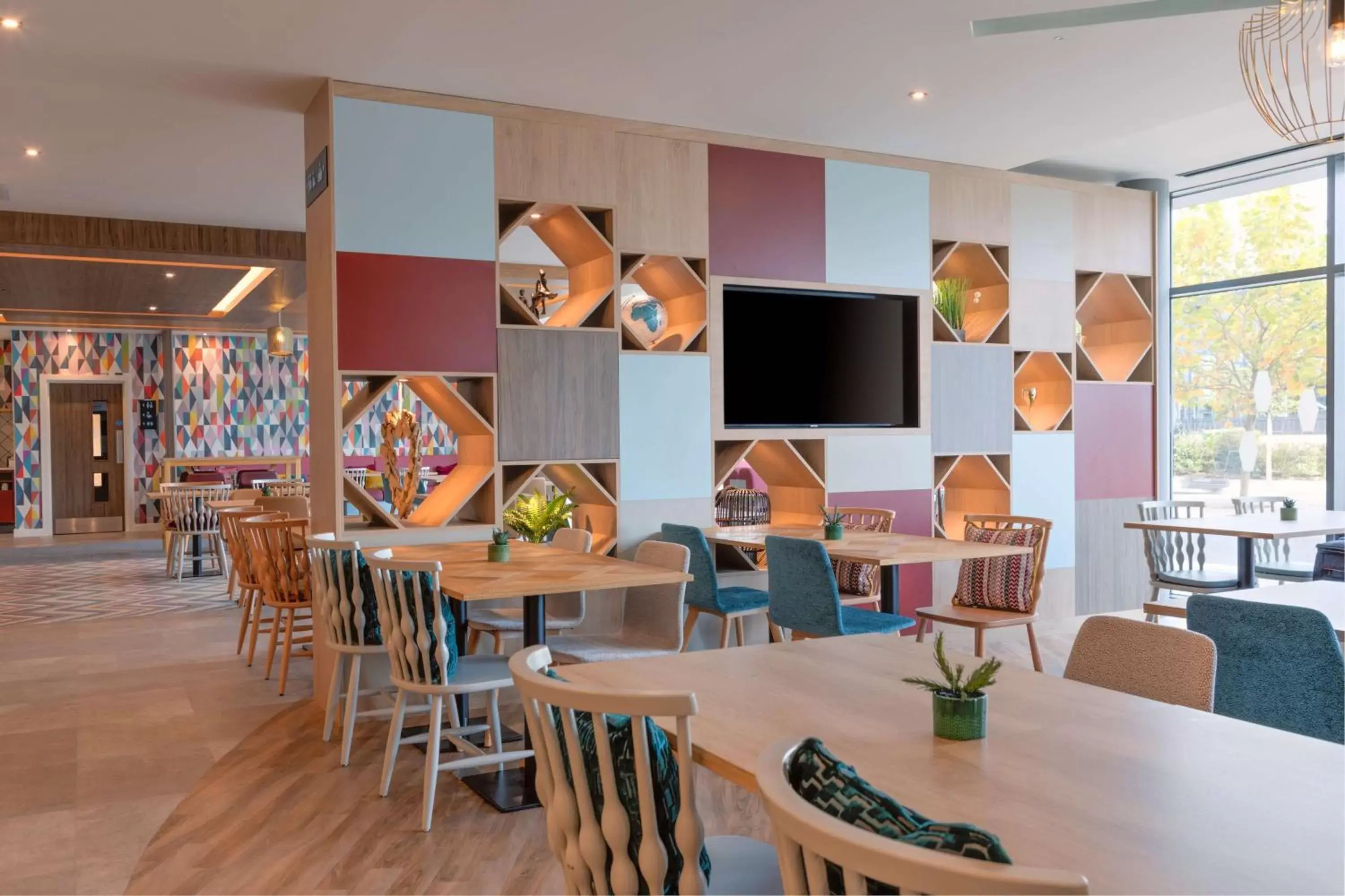 Lobby or reception, Restaurant/Places to Eat in Hampton by Hilton Ashford International