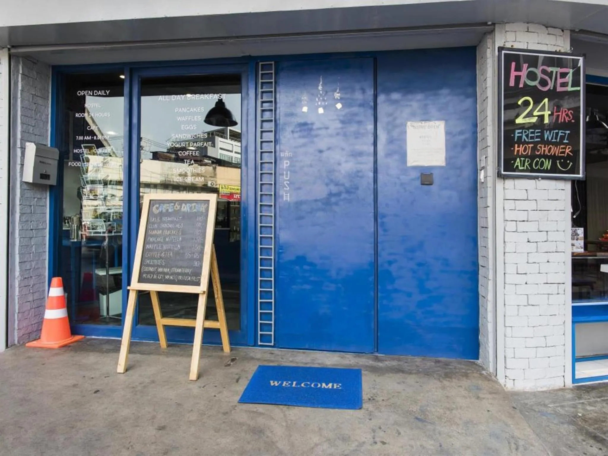 Facade/entrance in Loftel Station Hostel