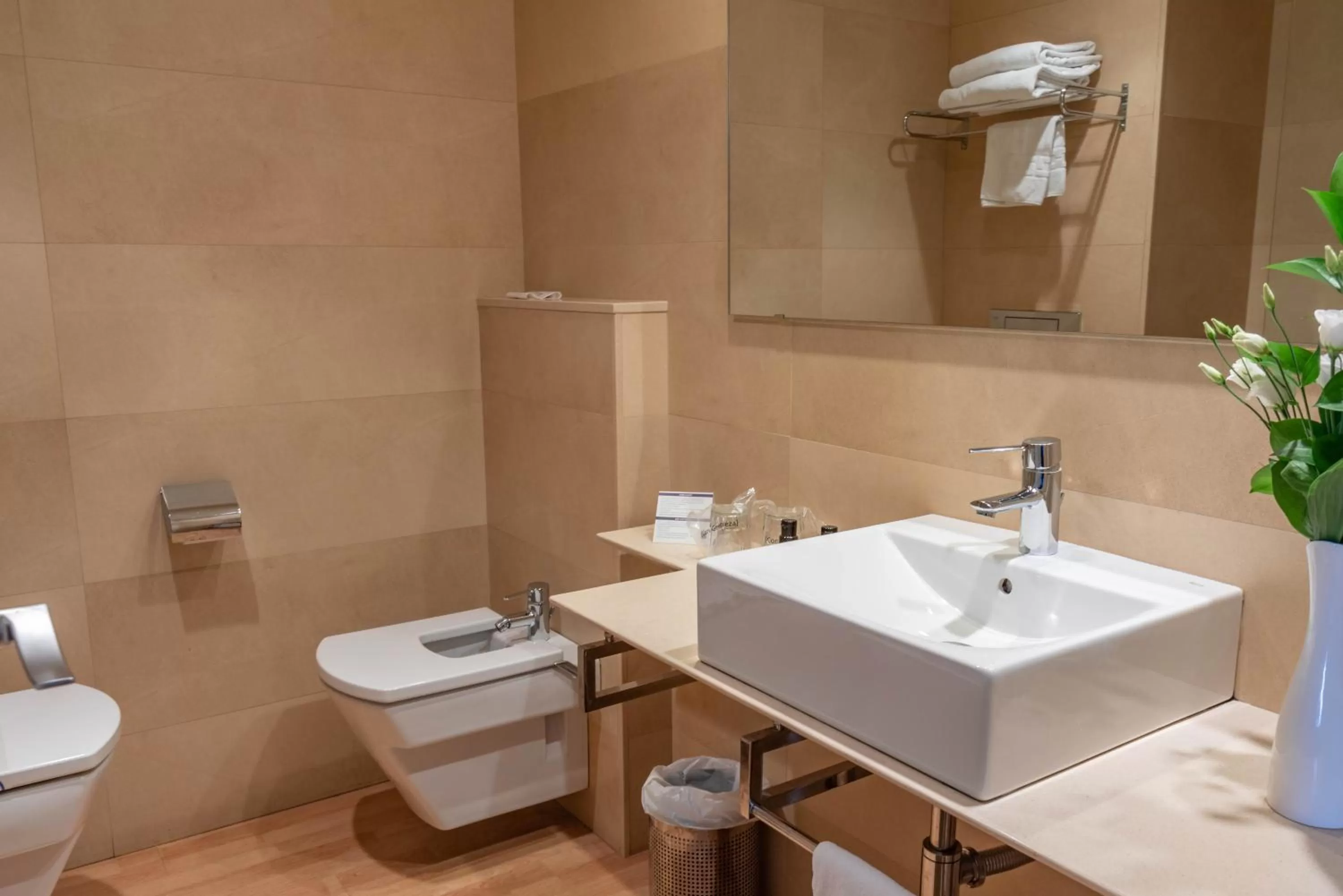 Bathroom in Hotel J. Balmes Vic