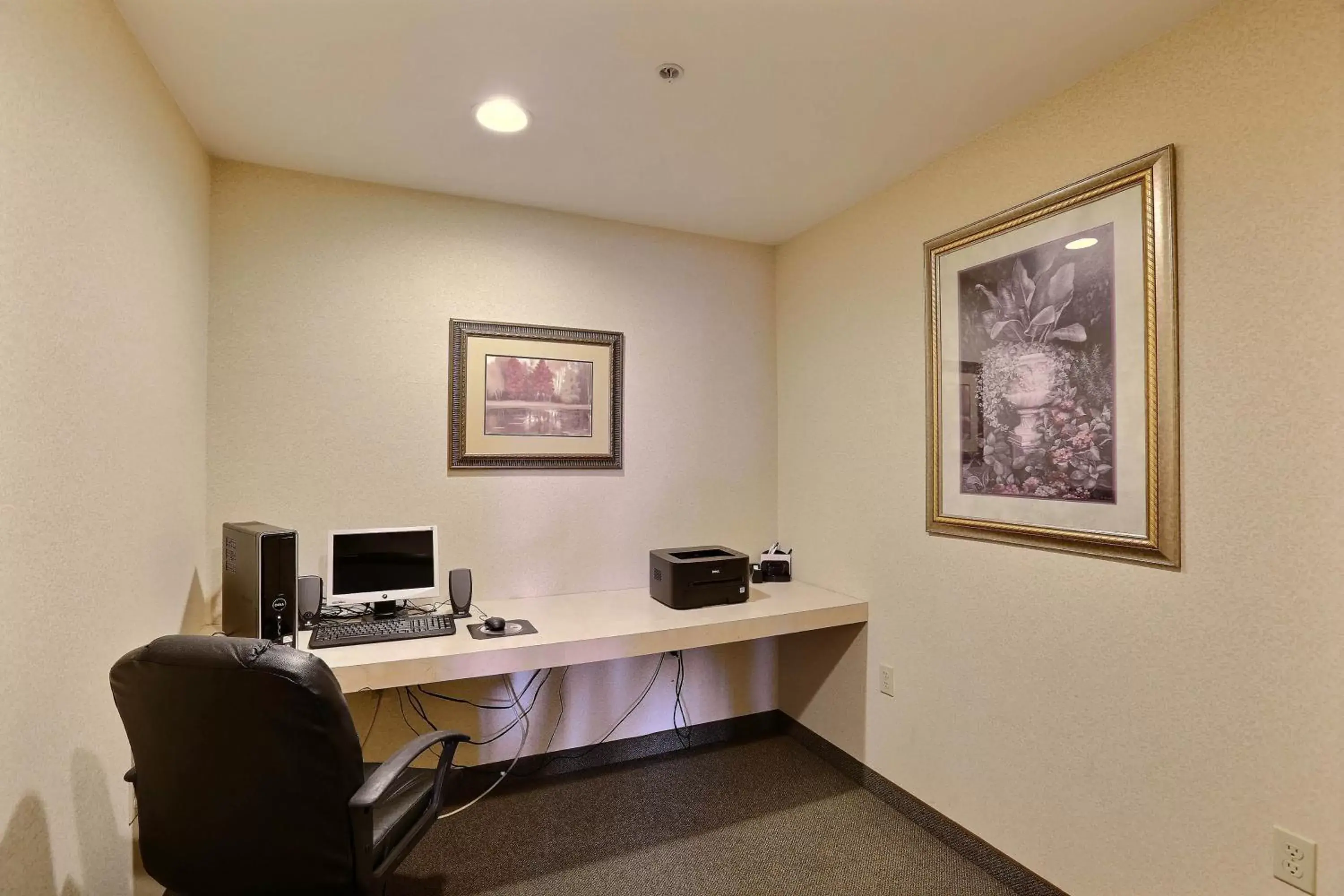 Business facilities in Boarders Inn & Suites by Cobblestone Hotels - Shawano