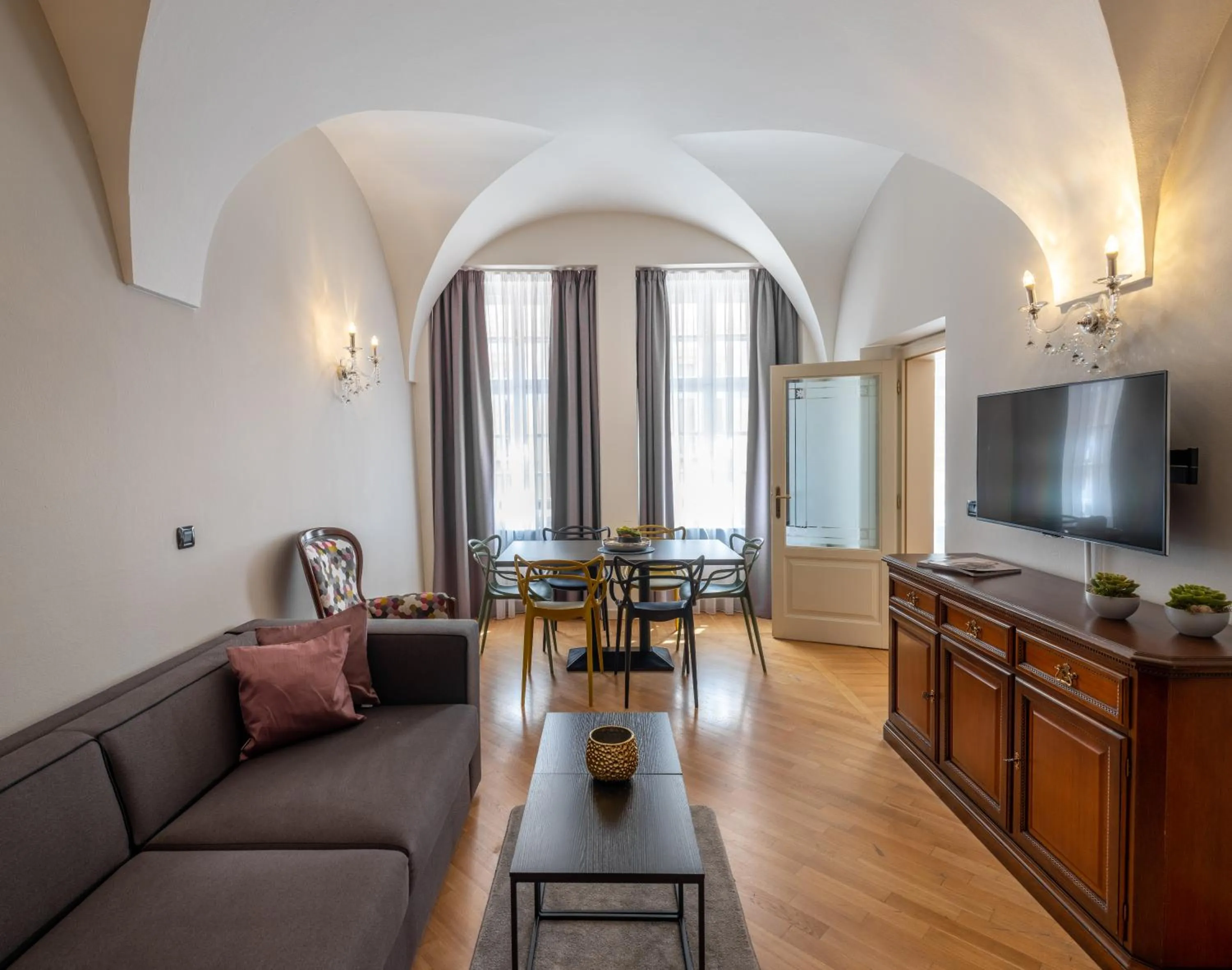 Living room in Chateau 9 Apartments by Adrez