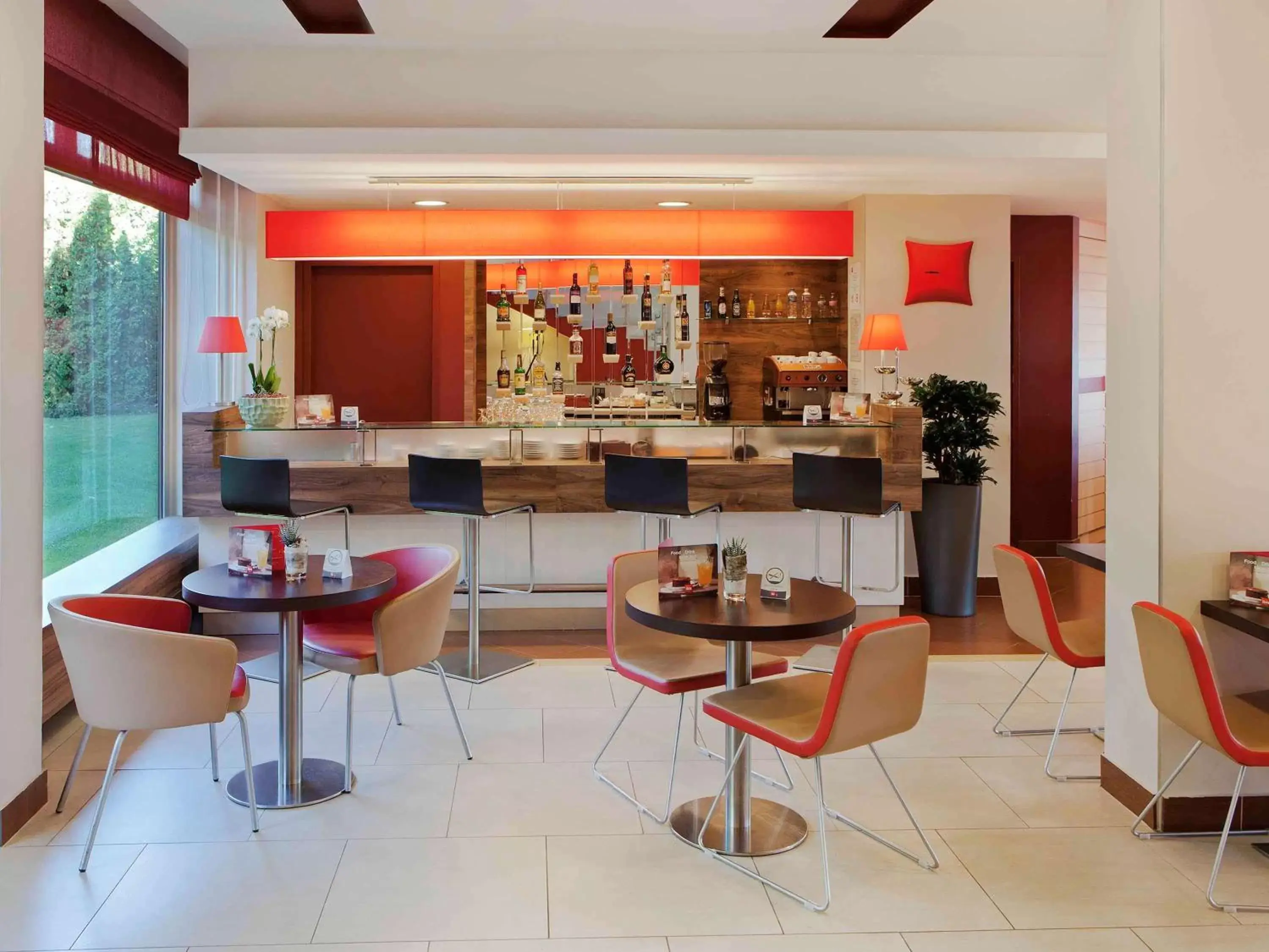 Lounge or bar in Ibis Budapest Citysouth