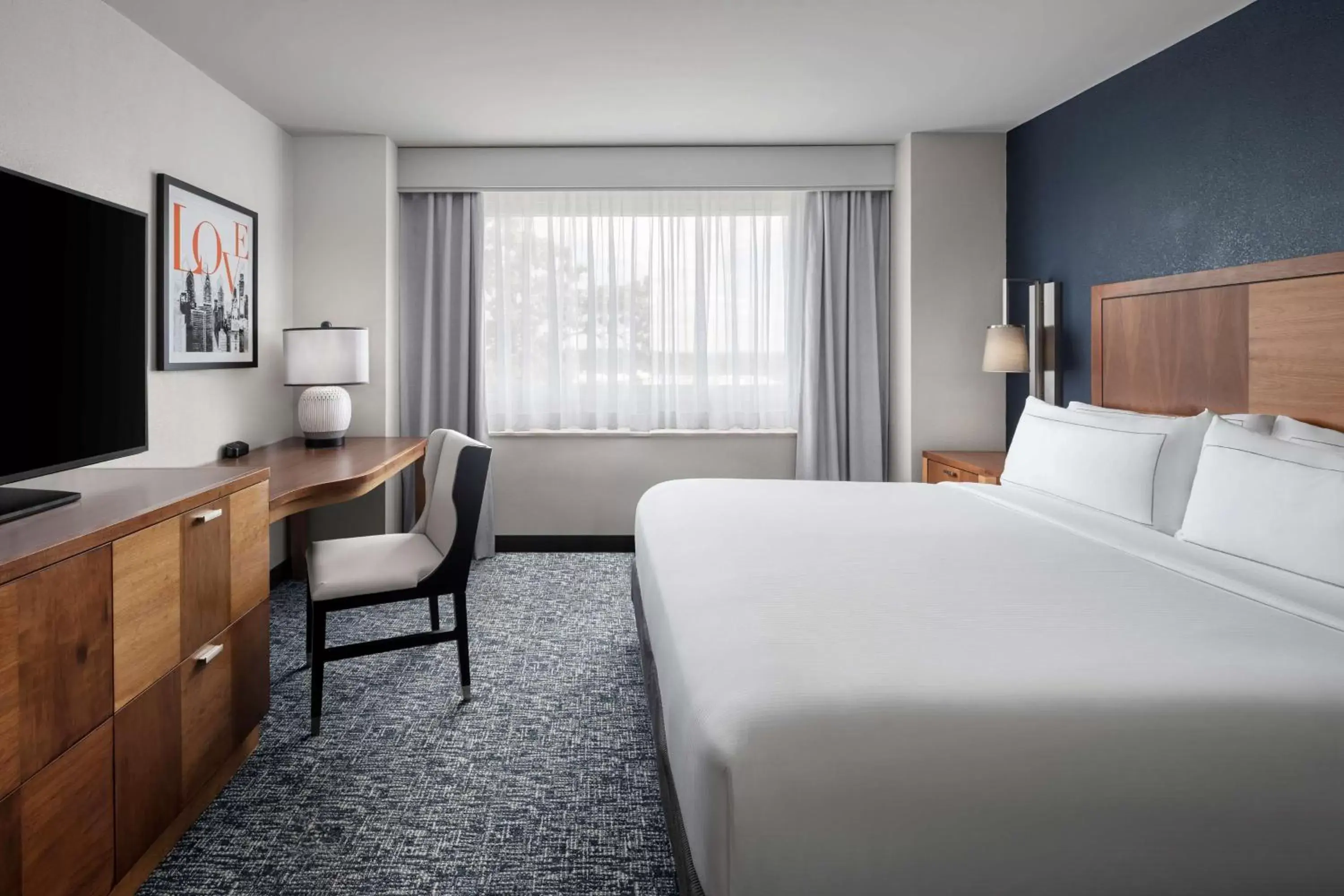 Bed, TV/Entertainment Center in The Alloy, a DoubleTree by Hilton - Valley Forge