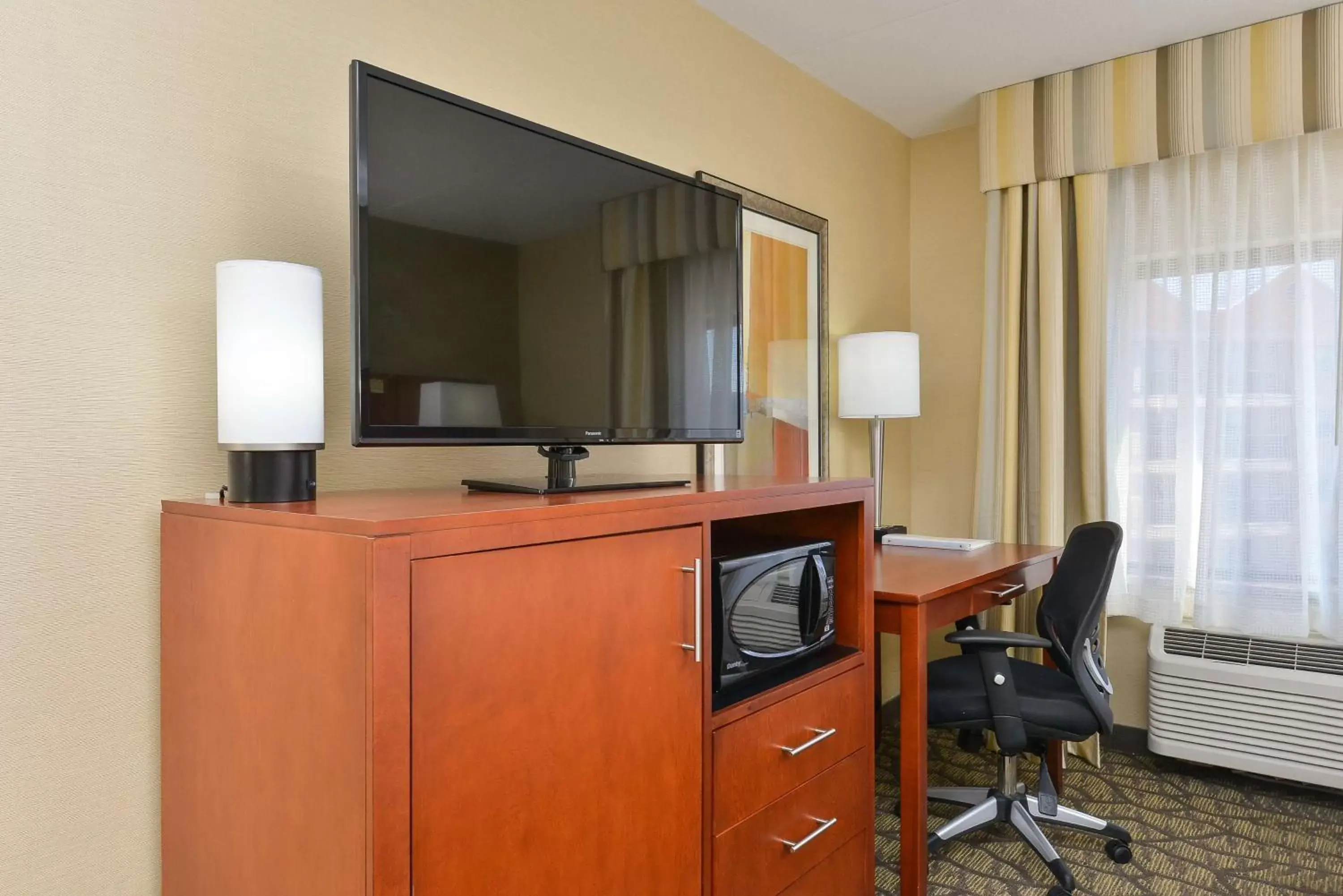 Bed, TV/Entertainment Center in Hampton Inn Detroit/Auburn Hills South