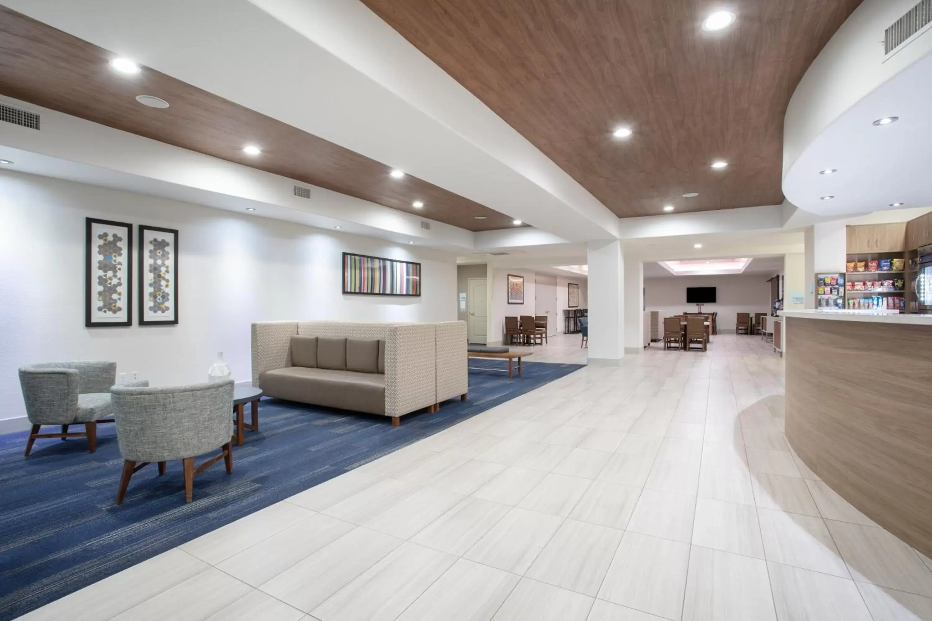 Property building, Lobby/Reception in Holiday Inn Express & Suites Yosemite Park Area, an IHG Hotel