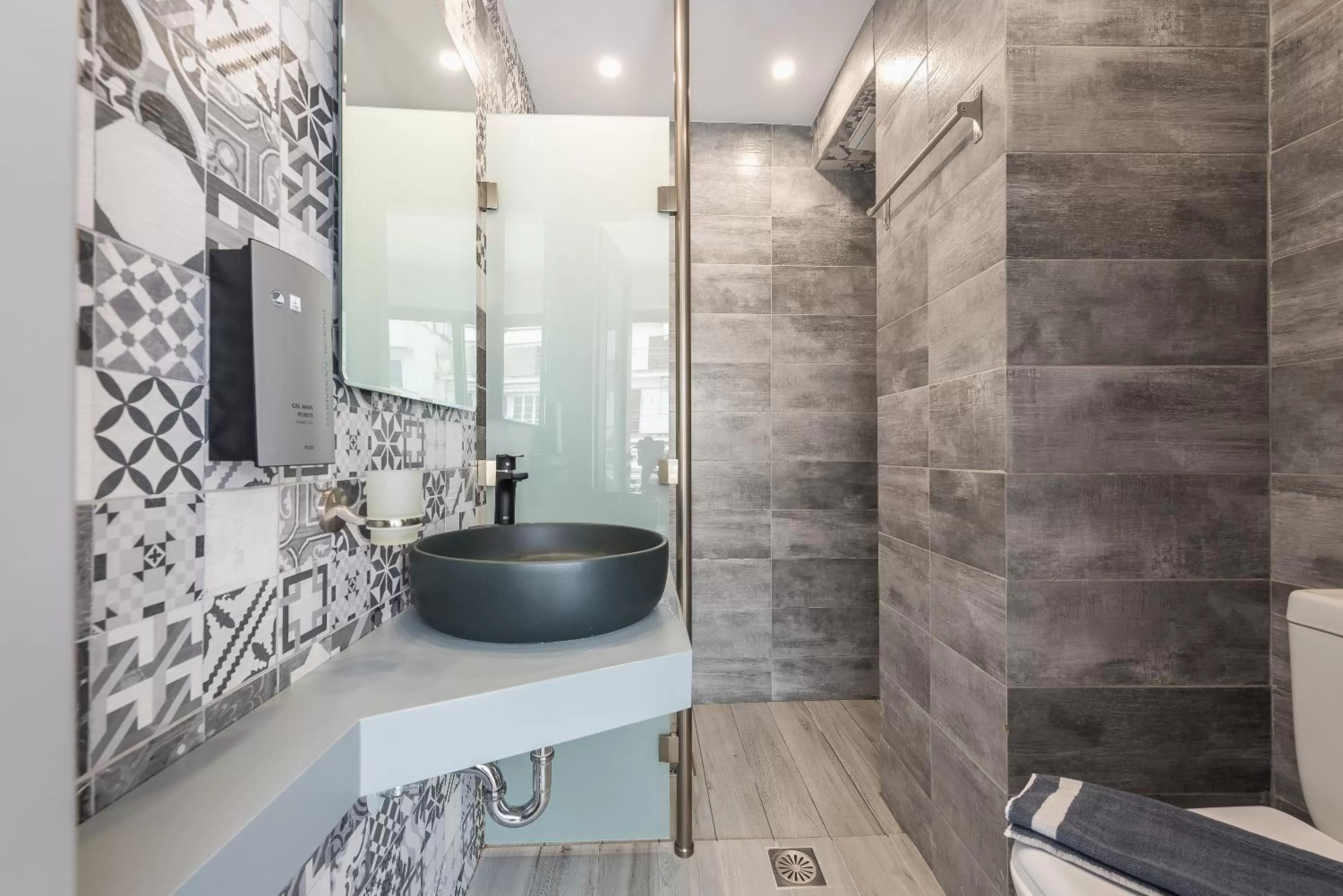 Bathroom in Athens Lights