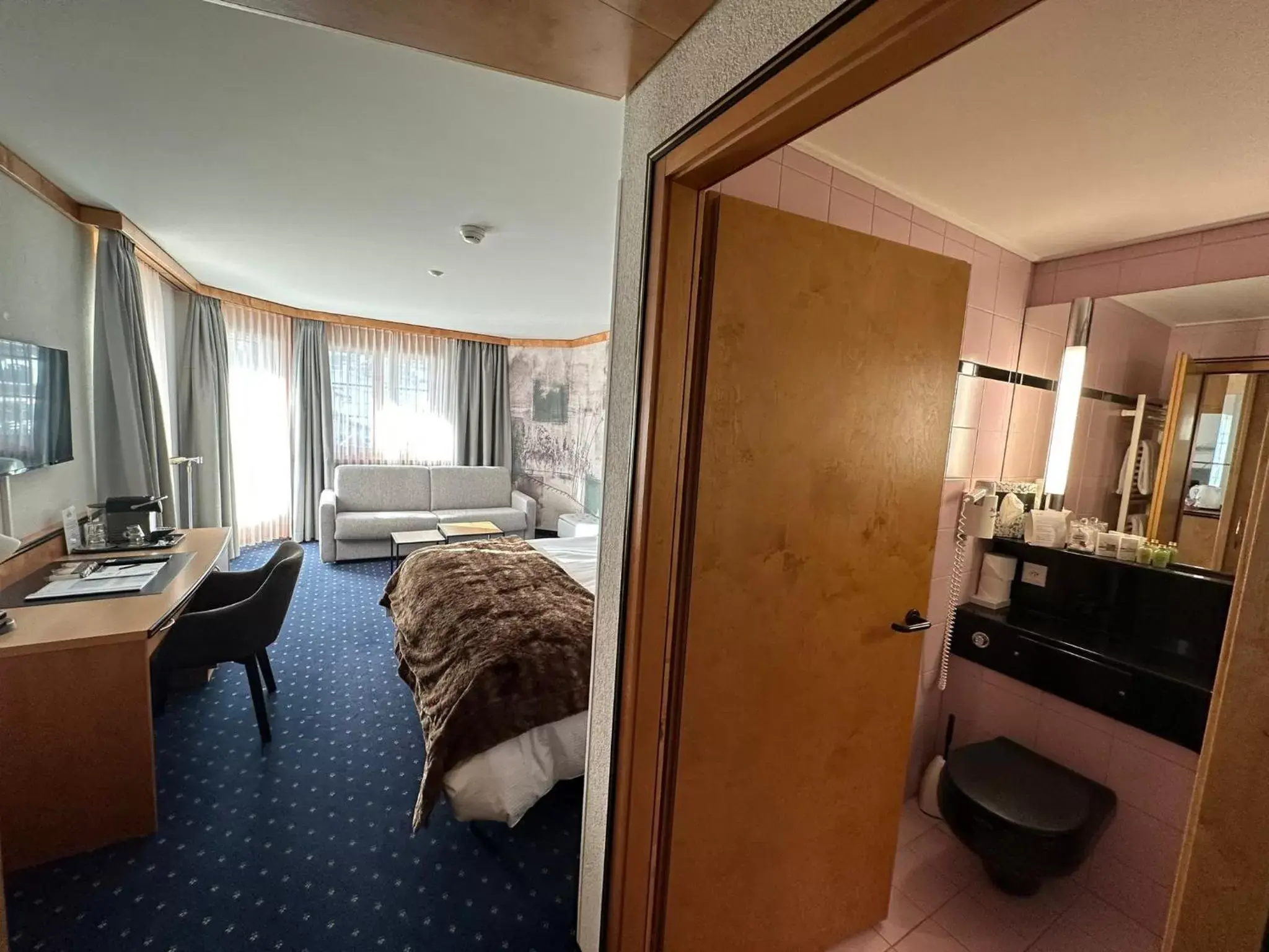 Photo of the whole room, Bathroom in Hotel Bünda Davos