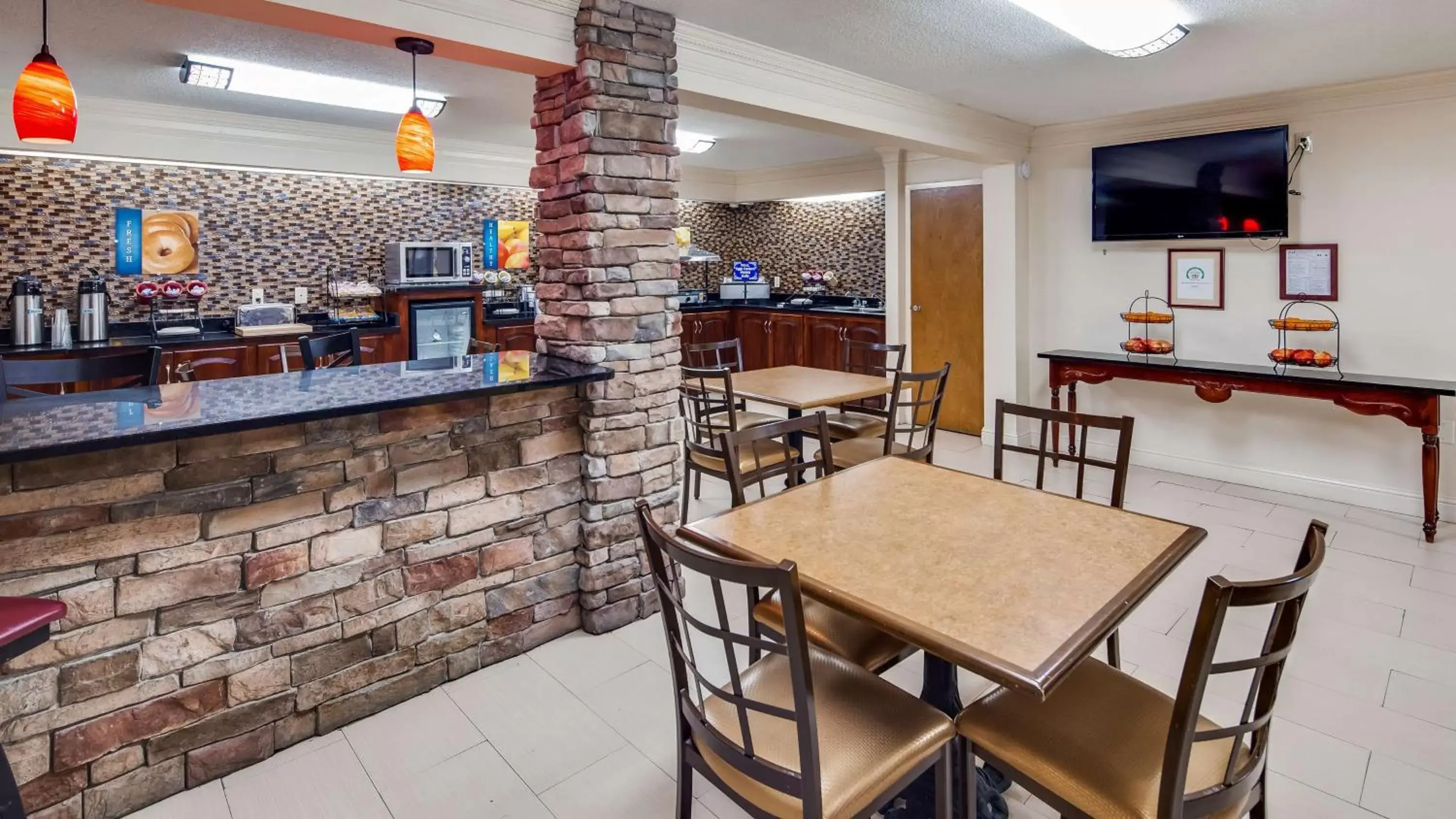Restaurant/places to eat, Lounge/Bar in Best Western Inn & Suites of Macon